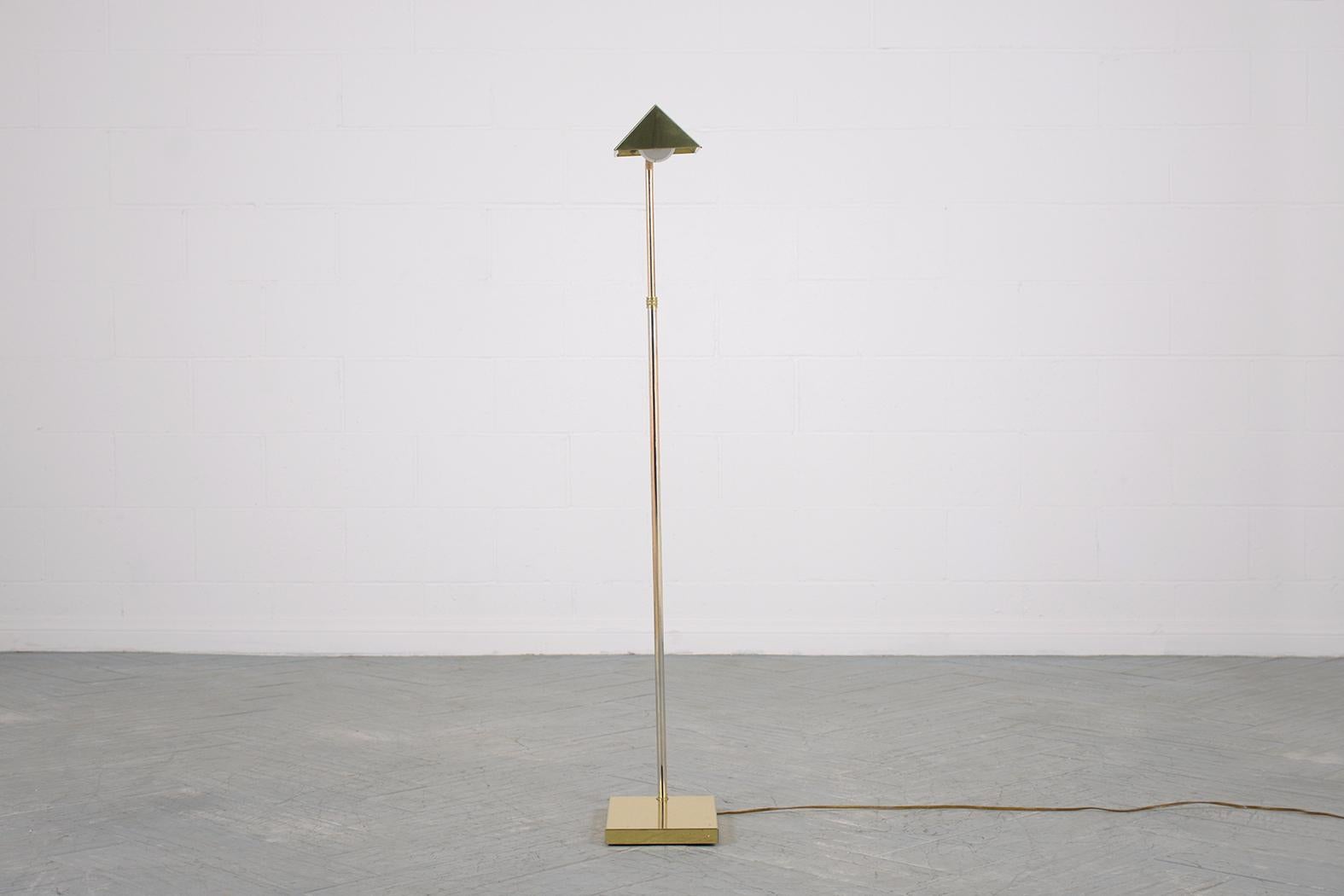 Américain 1960s Mid-Century Modernity Adjustable Brass Floor Lamp (Lampadaire en laiton ajustable) en vente