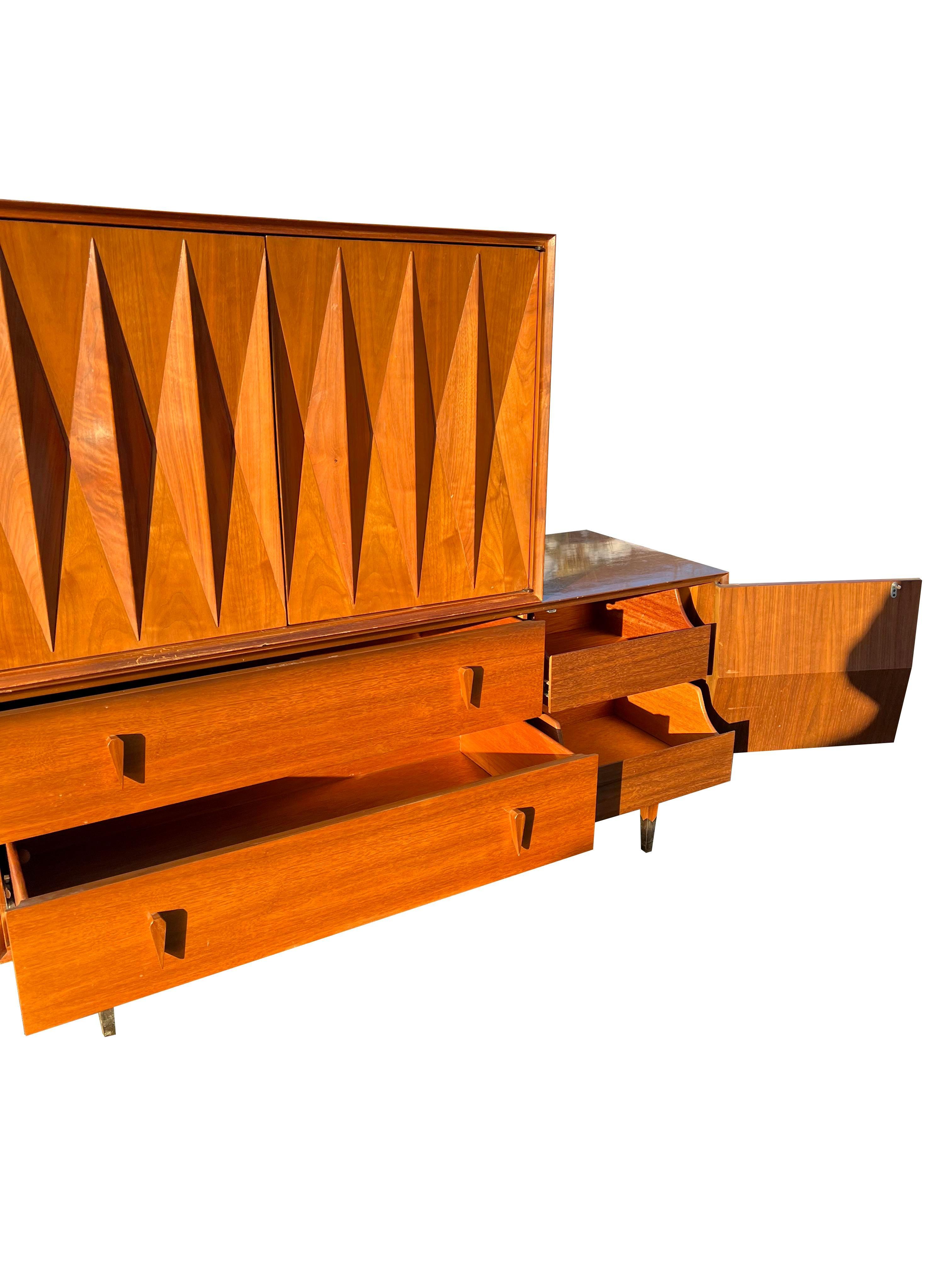 1960s Mid Century Modern Albert Parvin Gio Ponti Style Dresser Sculpted Design In Good Condition In Saddle River, NJ