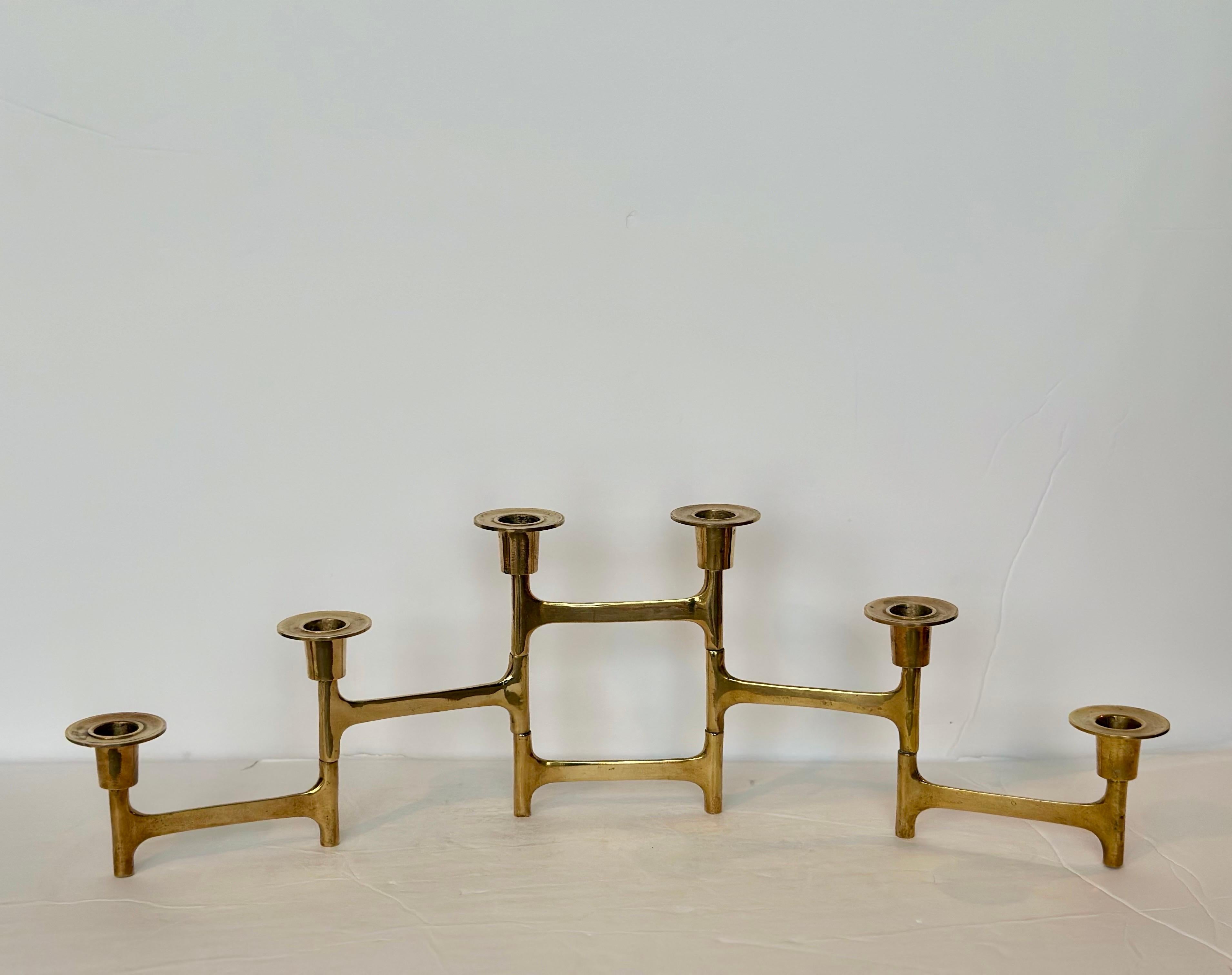 Wir freuen uns sehr, einen auffälligen, gegliederten Messingkandelaber aus den 1960er Jahren anbieten zu können.  Dieses Stück hat ein skulpturales Design aus der Mitte des Jahrhunderts und bietet Platz für sechs Kerzen. Seine modulare Form erlaubt