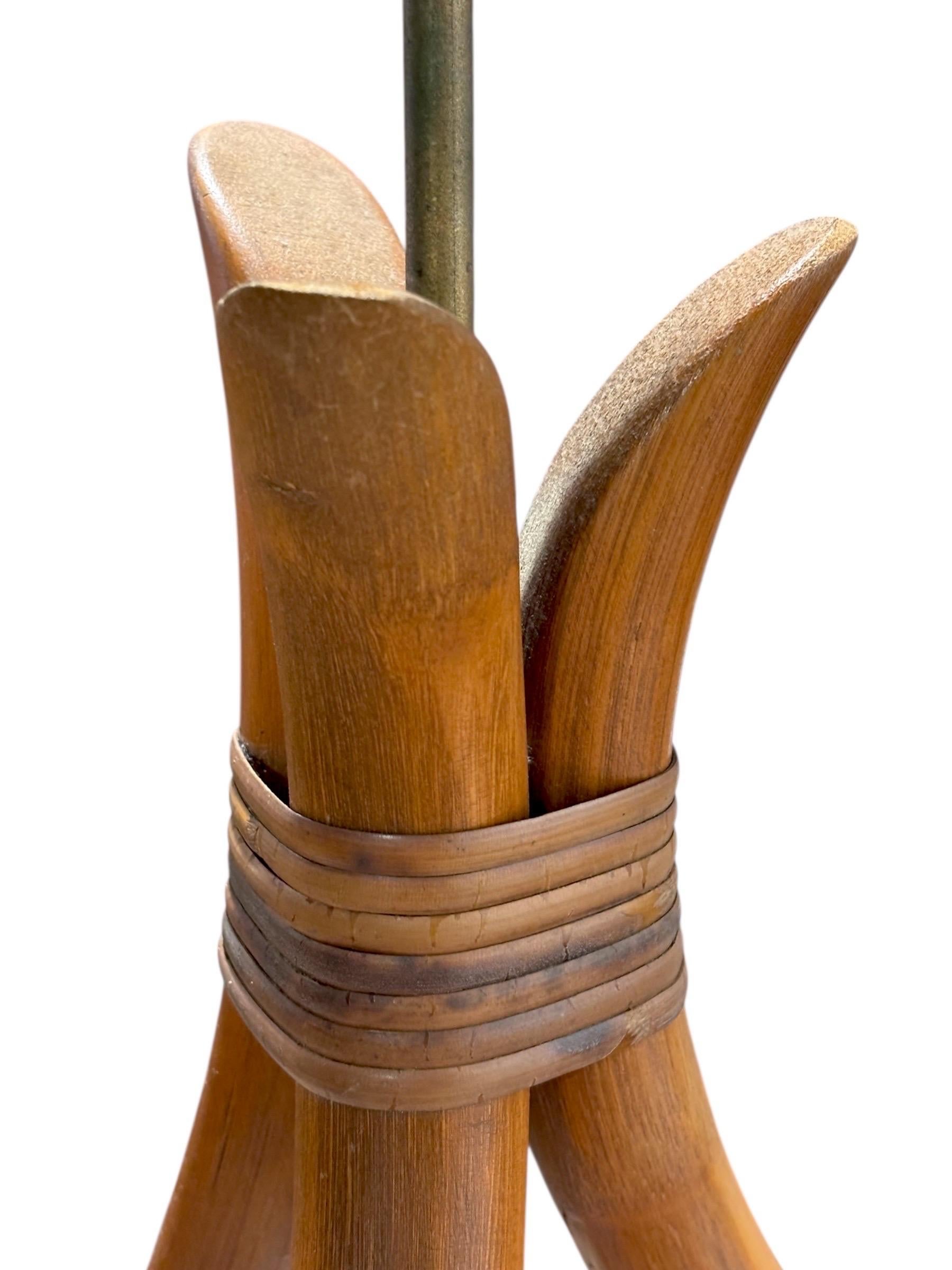 Pareja de lámparas de sobremesa de madera curvada de bambú, modernas de mediados de siglo de 1960 Latón en venta