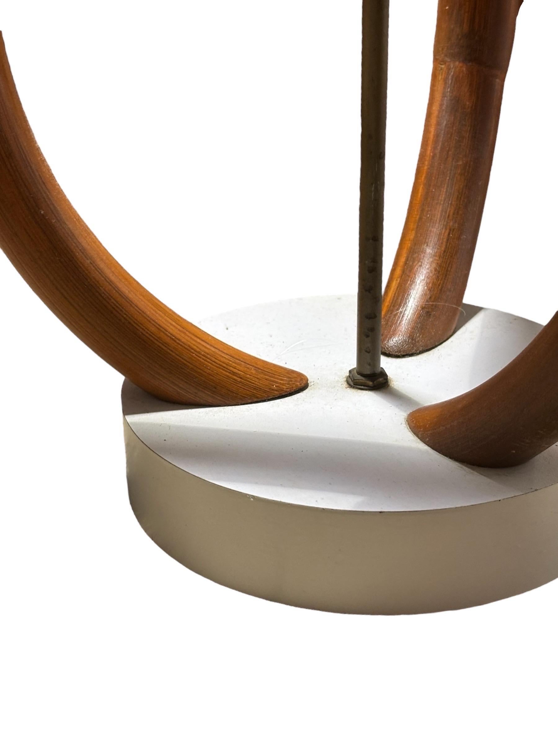 Pareja de lámparas de sobremesa de madera curvada de bambú, modernas de mediados de siglo de 1960 en venta 1