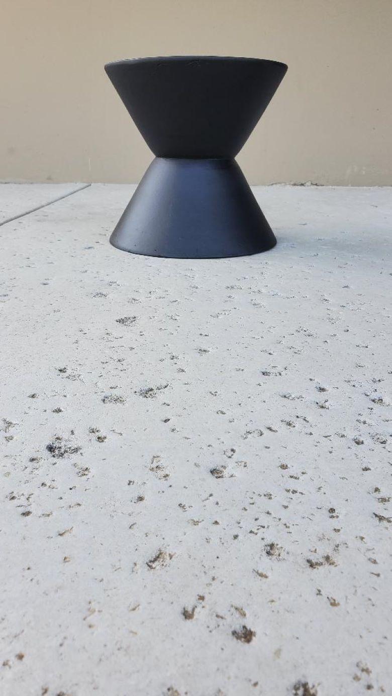Fioriera a doppio cono in ceramica nera USA del 1960 Mid Century Modern In condizioni buone in vendita a Monrovia, CA