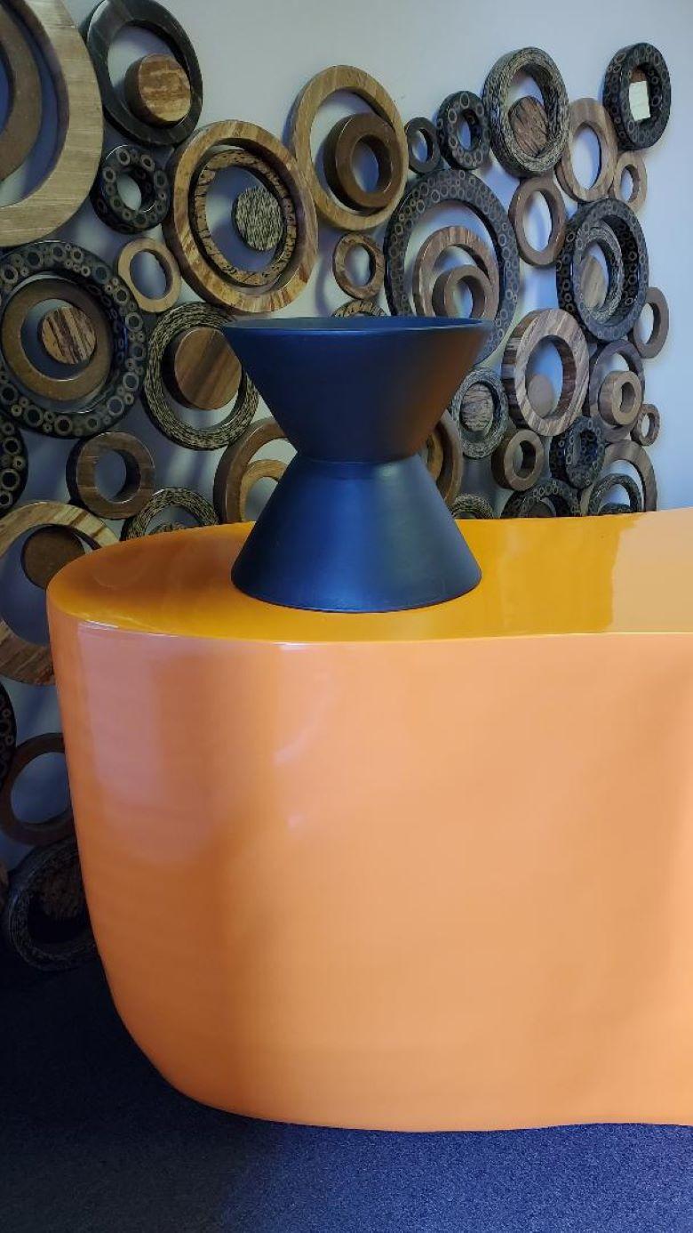 Ceramica Fioriera a doppio cono in ceramica nera USA del 1960 Mid Century Modern in vendita