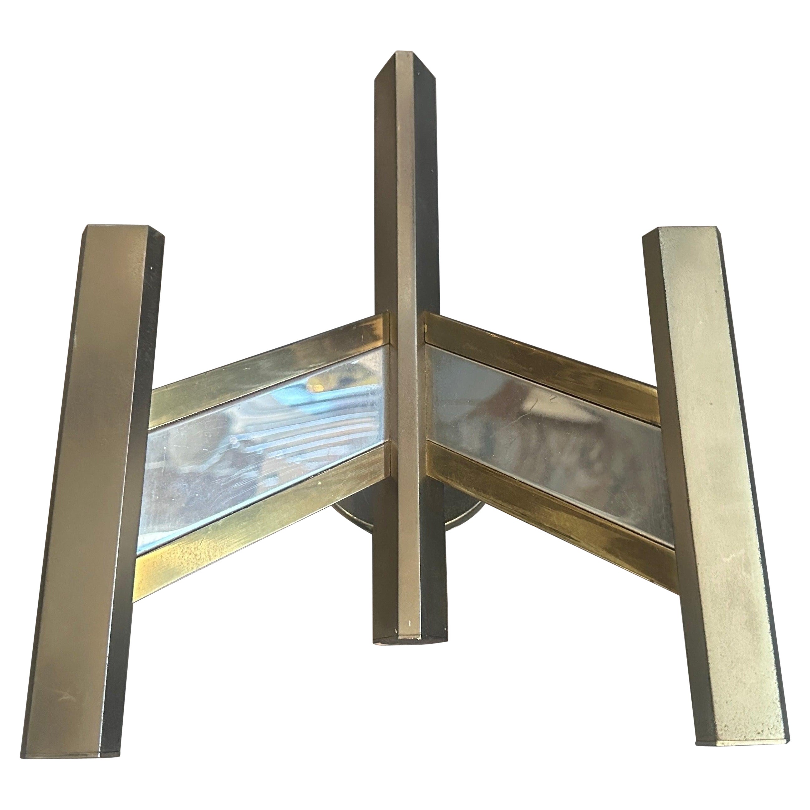 Aplique italiano de latón y acero de mediados de siglo de Gaetano Sciolari en venta