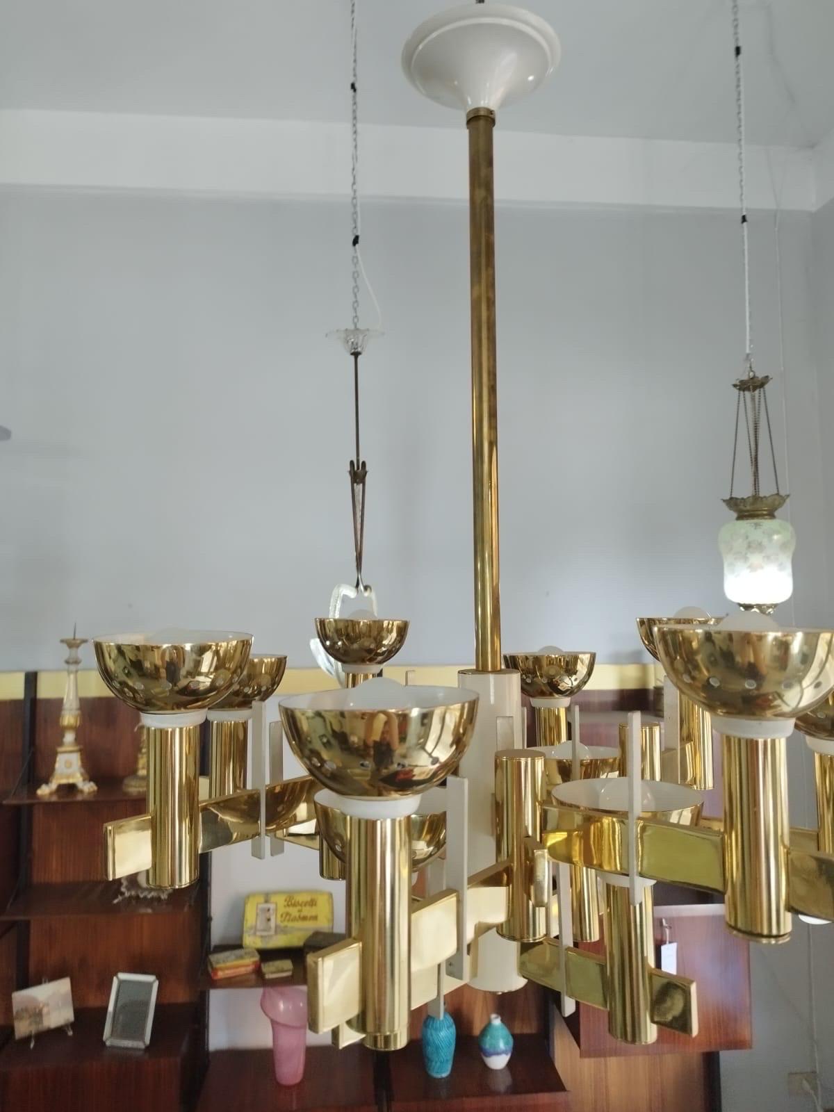 Lampadario in ottone e metallo verniciato bianco della metà del secolo scorso in vendita 3