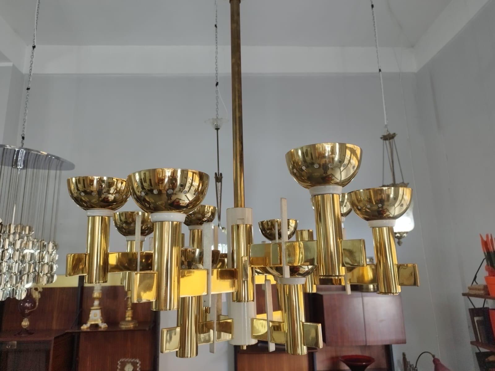 Lampadario in ottone e metallo verniciato bianco della metà del secolo scorso in vendita 4
