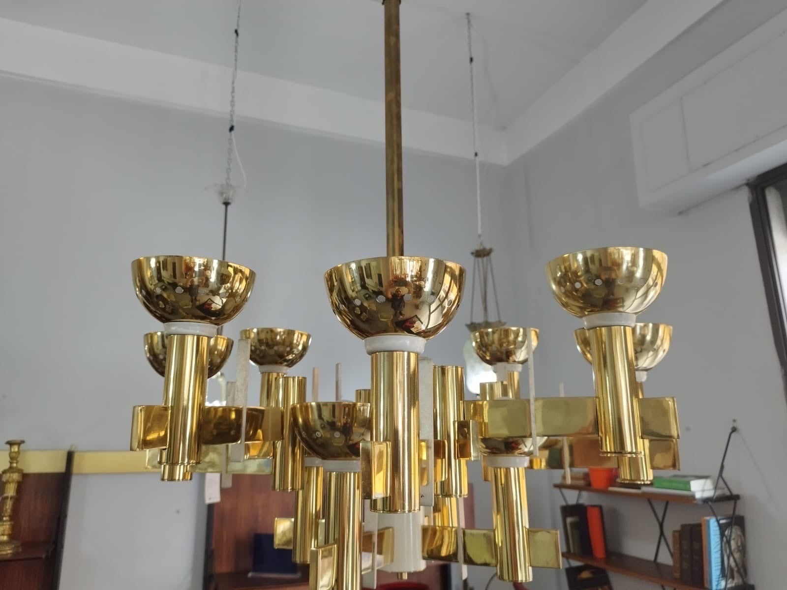 Questo lampadario cattura l'essenza del design dell'illuminazione moderna della metà del secolo, con le sue forti forme geometriche, l'enfasi sulle finiture metalliche e la struttura a gradini che gli permette di fungere sia da lampadario funzionale