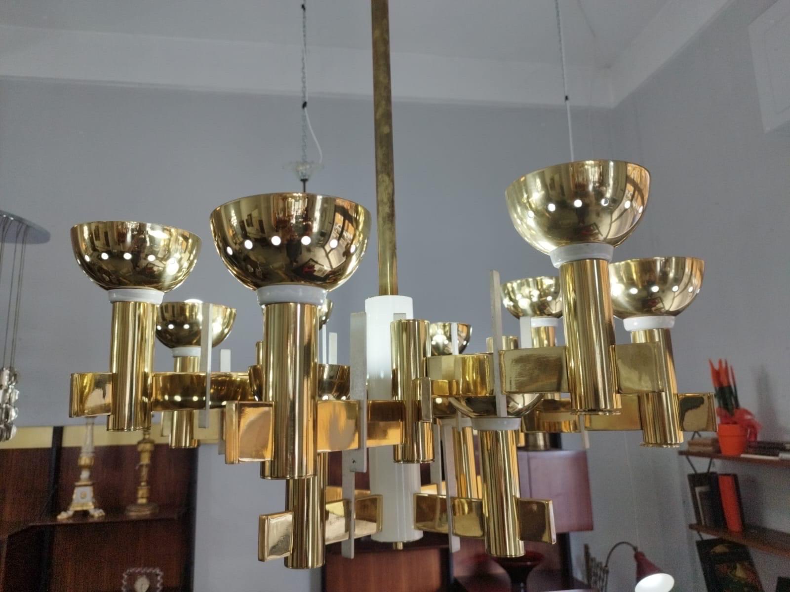 Italiano Lampadario in ottone e metallo verniciato bianco della metà del secolo scorso in vendita