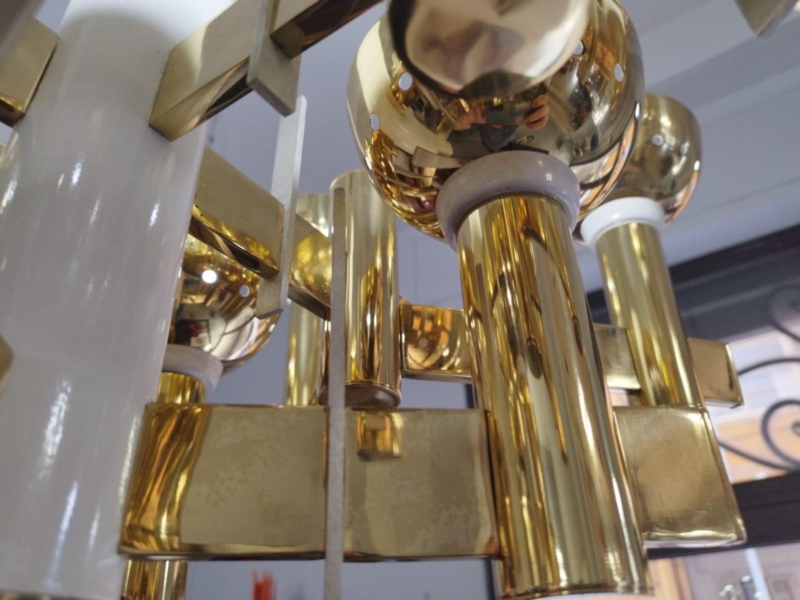 Lampadario in ottone e metallo verniciato bianco della metà del secolo scorso In condizioni buone in vendita a Aci Castello, IT