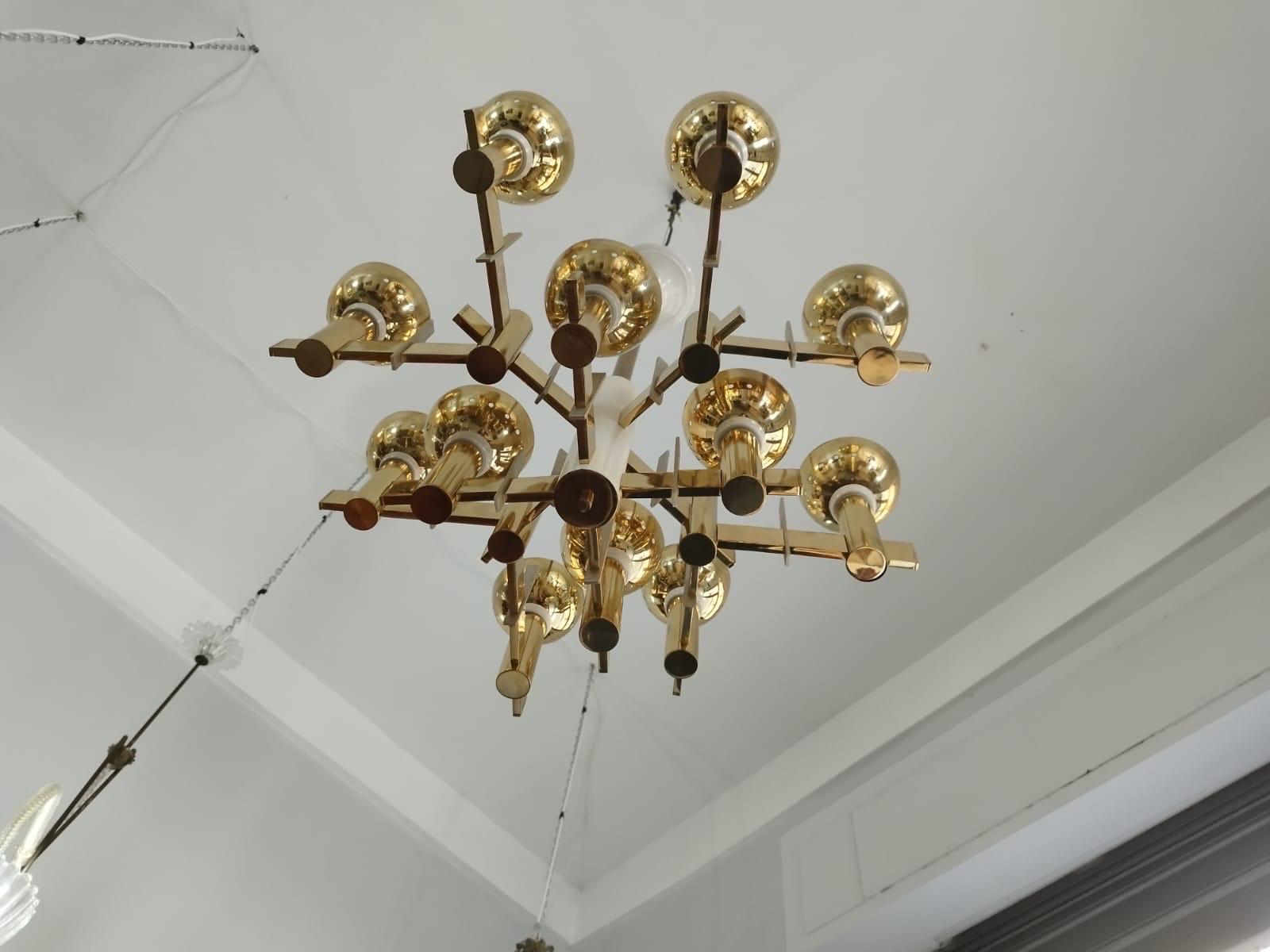 XX secolo Lampadario in ottone e metallo verniciato bianco della metà del secolo scorso in vendita