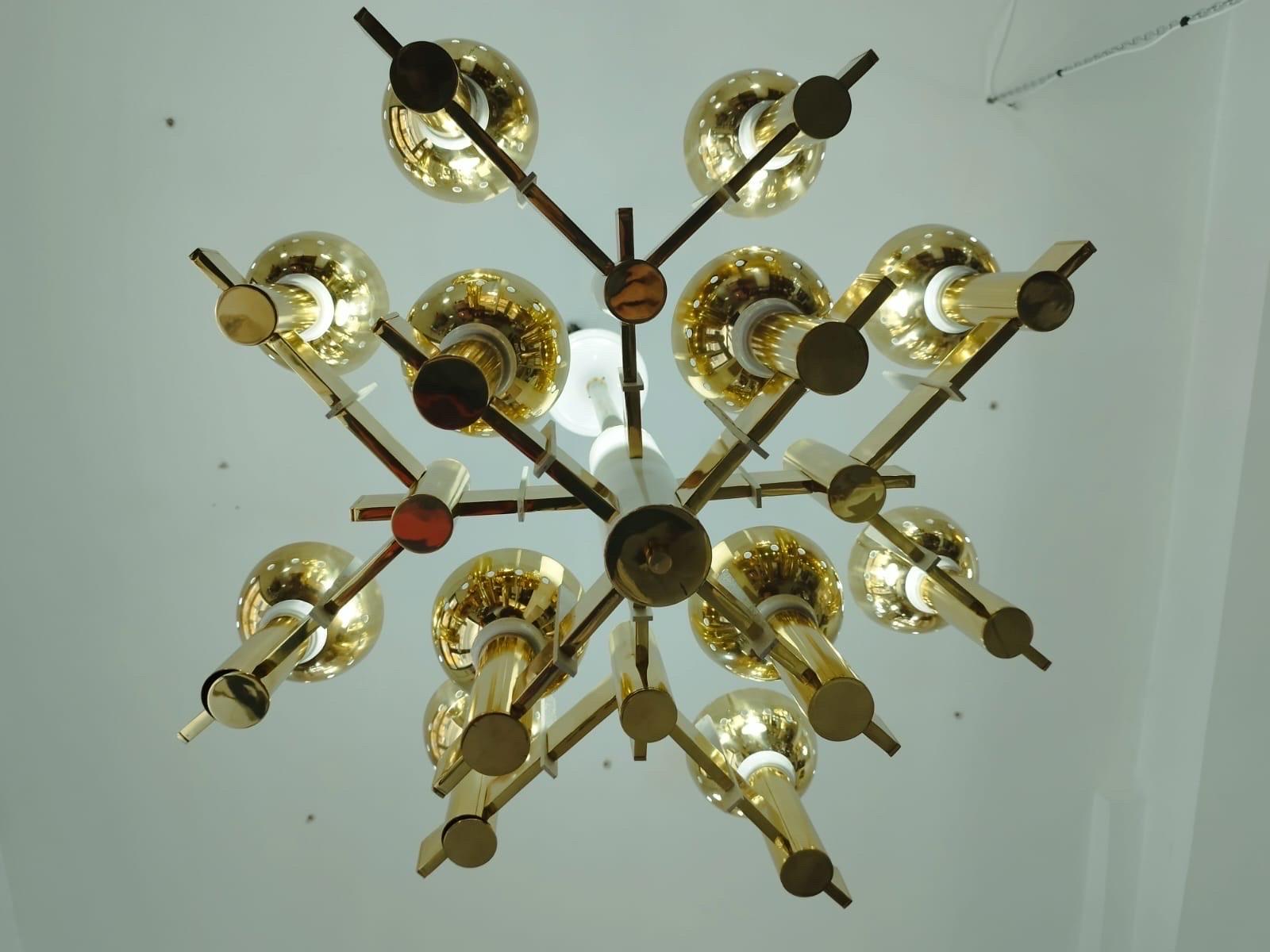 Lampadario in ottone e metallo verniciato bianco della metà del secolo scorso in vendita 1