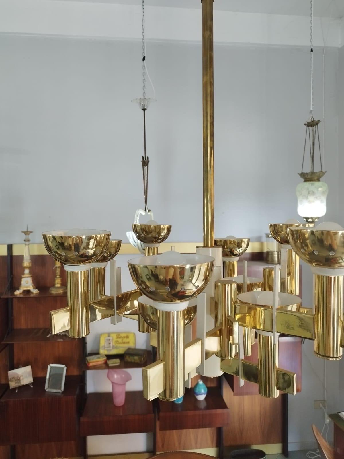 Lampadario in ottone e metallo verniciato bianco della metà del secolo scorso in vendita 2