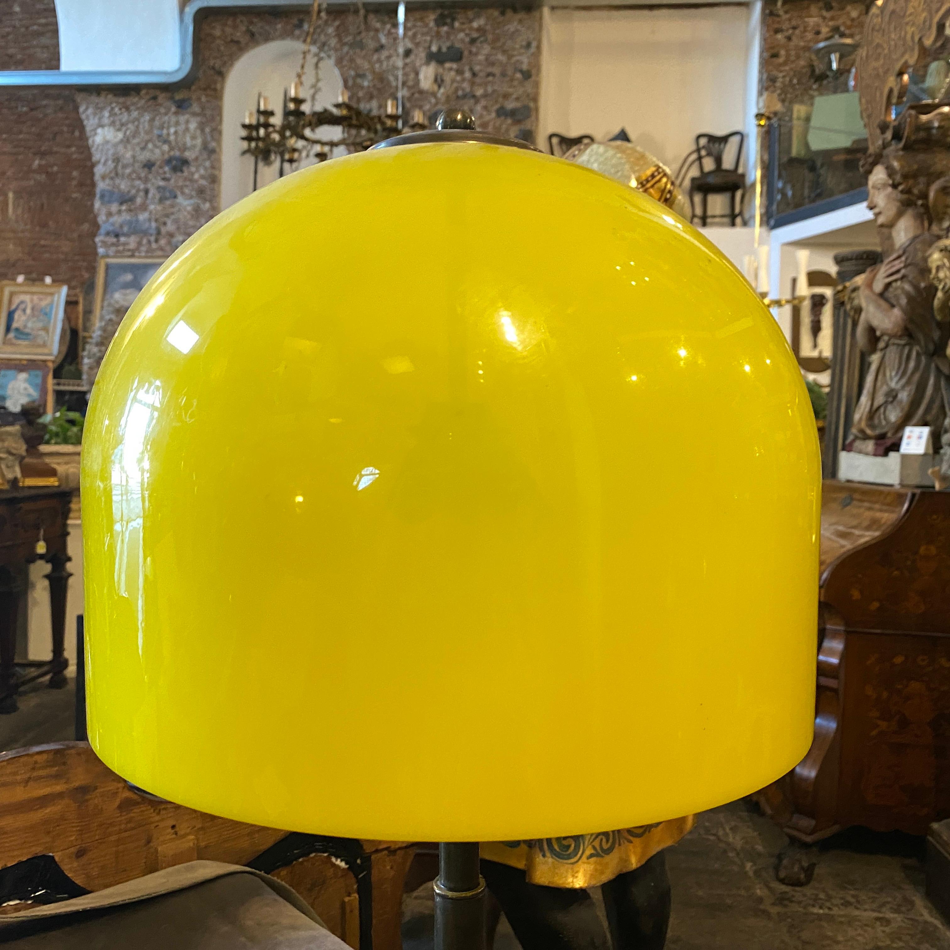 1960s Mid-Century Modern Brass and Yellow Plexiglass Italian Table Lamp In Good Condition In Aci Castello, IT
