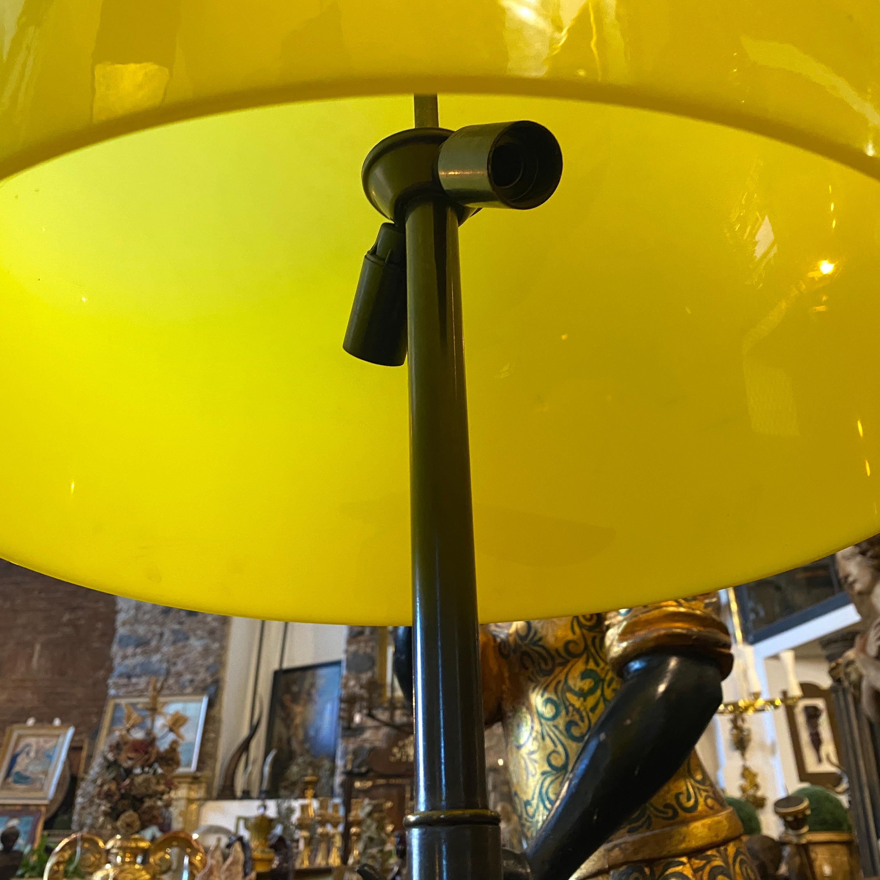 1960s Mid-Century Modern Brass and Yellow Plexiglass Italian Table Lamp 3