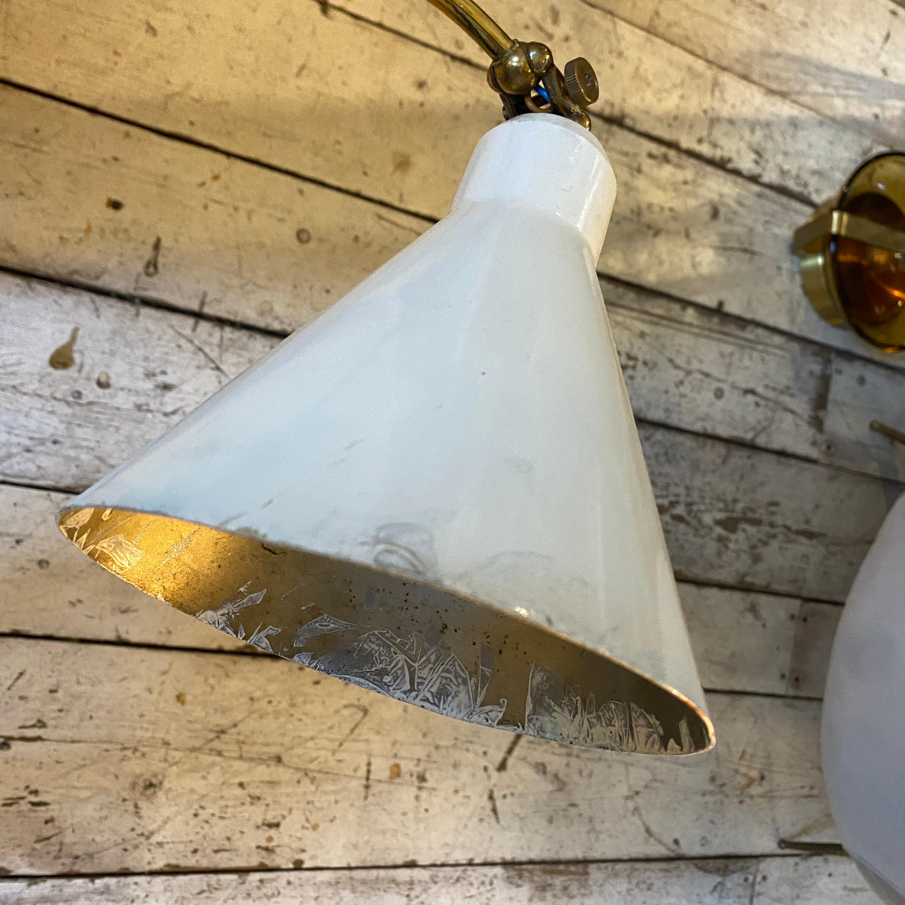 Lampada a forbice italiana in ottone in stile Stilnovo del Mid-Century Modern del 1960 in vendita 3