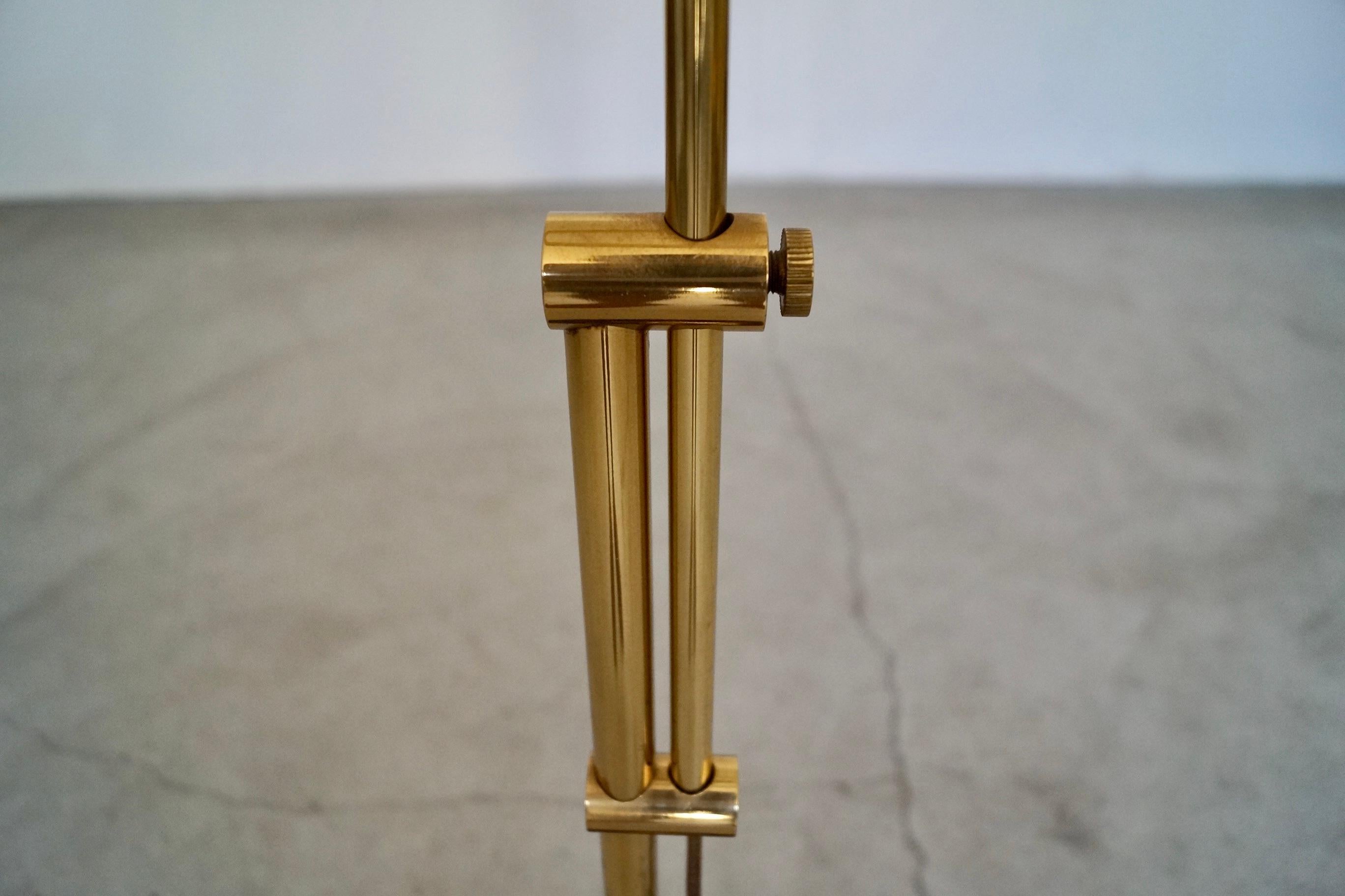 Lampada da terra regolabile in ottone e marmo della modernità di metà secolo del 1960 in vendita 2