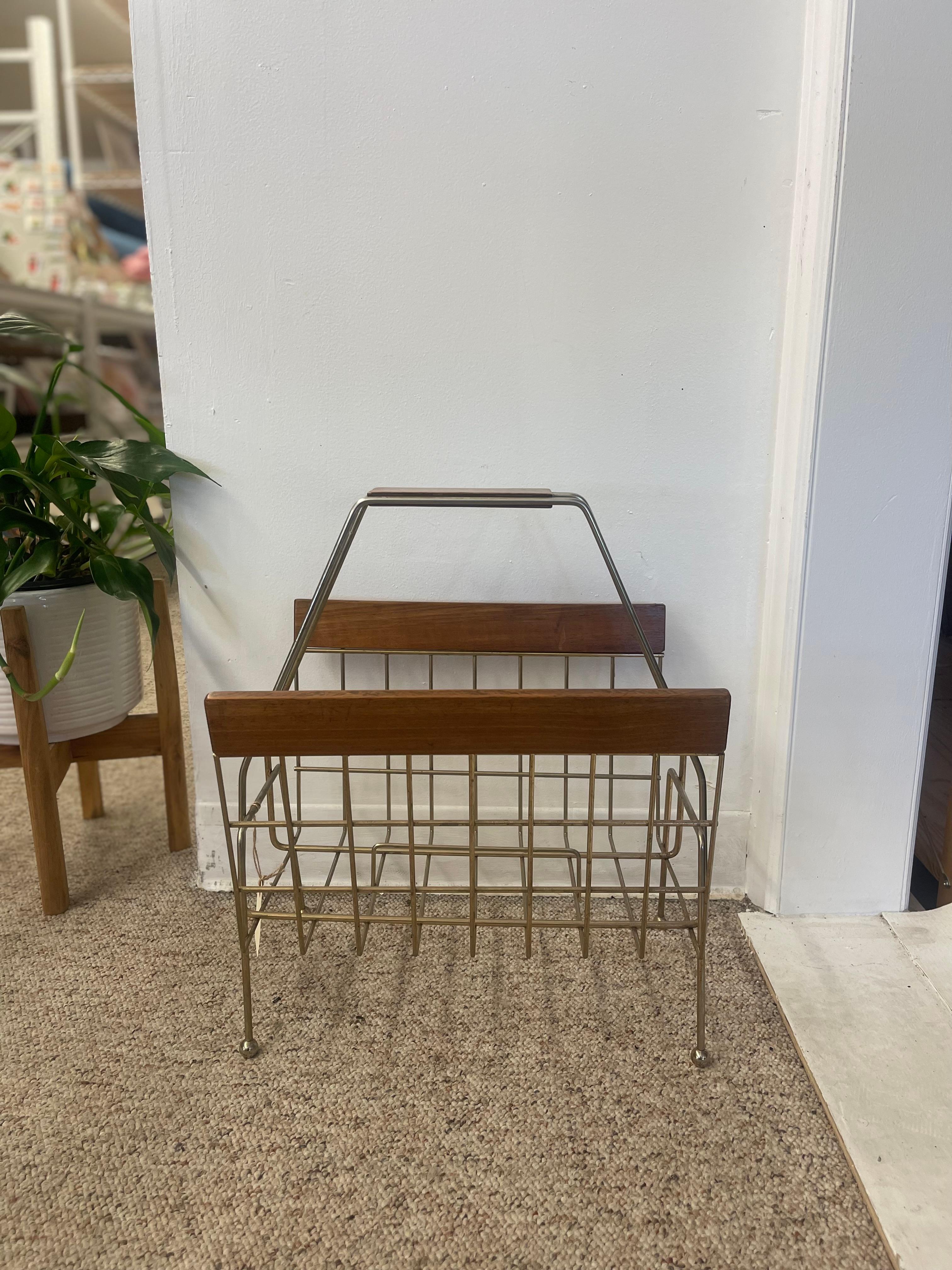 1960er Jahre Mid-Century Modern Messing getönten Draht und Holz Magazine Rack. (Moderne der Mitte des Jahrhunderts) im Angebot