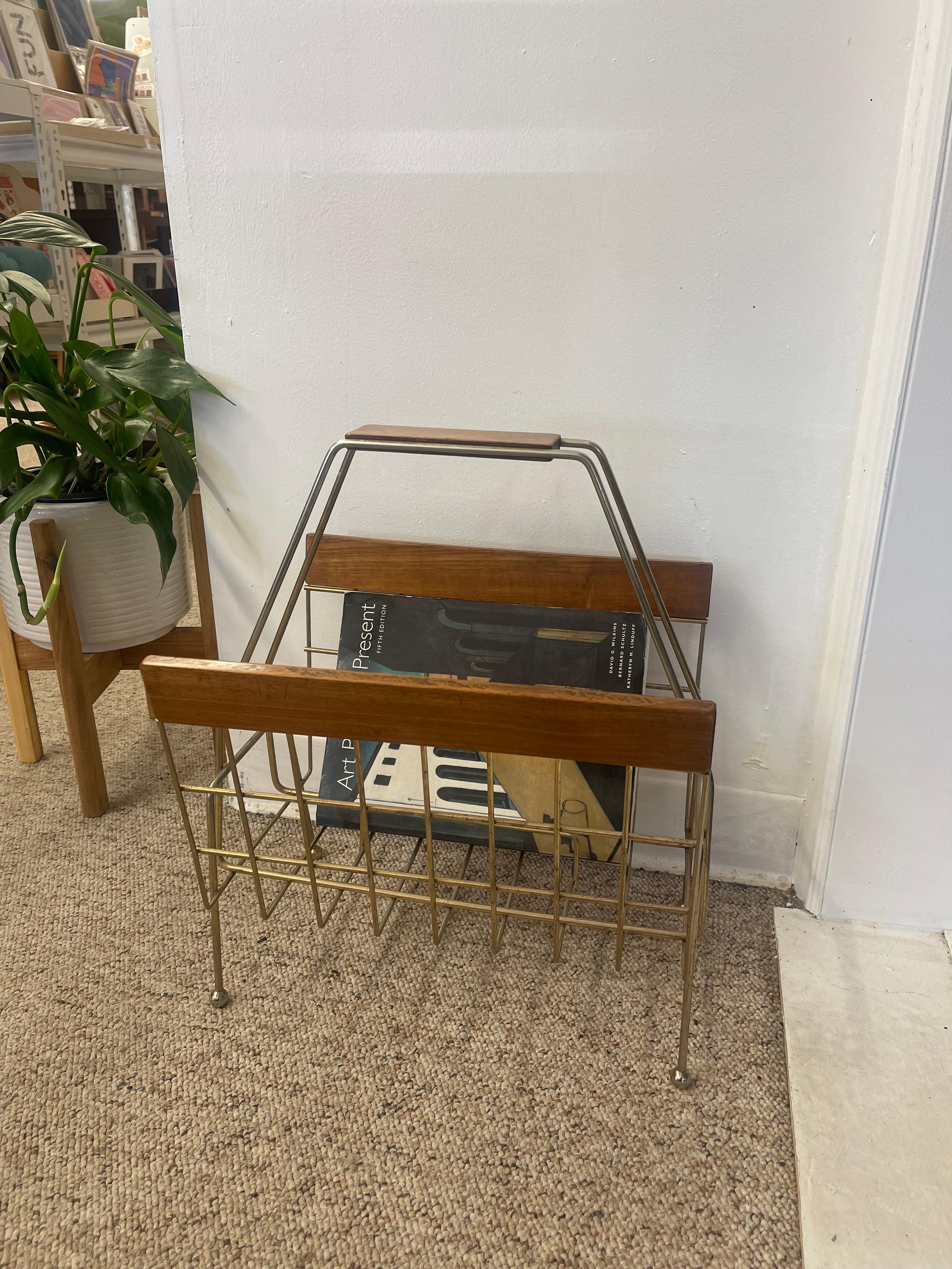 1960er Jahre Mid-Century Modern Messing getönten Draht und Holz Magazine Rack. im Zustand „Gut“ im Angebot in Seattle, WA