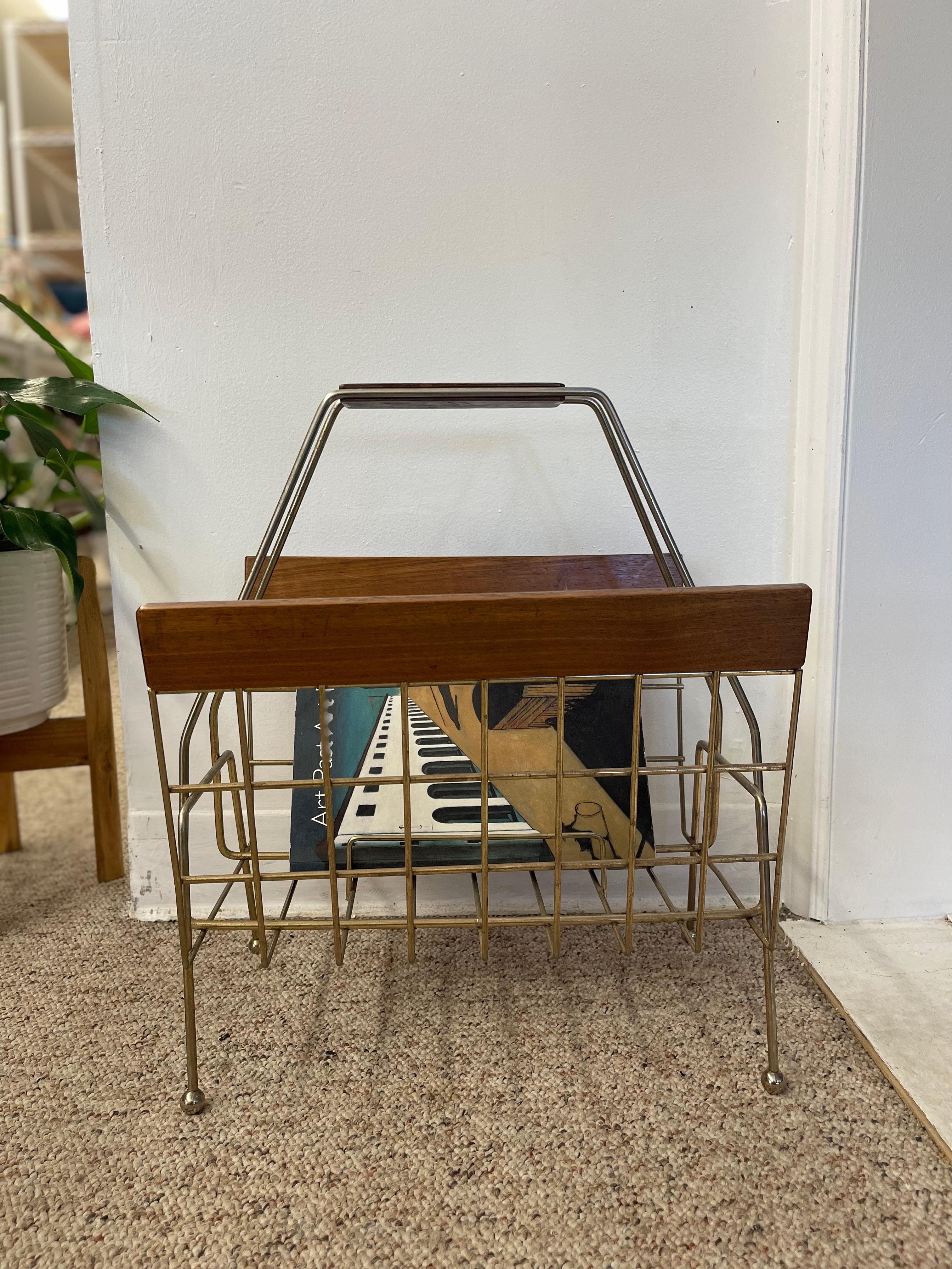 1960er Jahre Mid-Century Modern Messing getönten Draht und Holz Magazine Rack. (Mitte des 20. Jahrhunderts) im Angebot