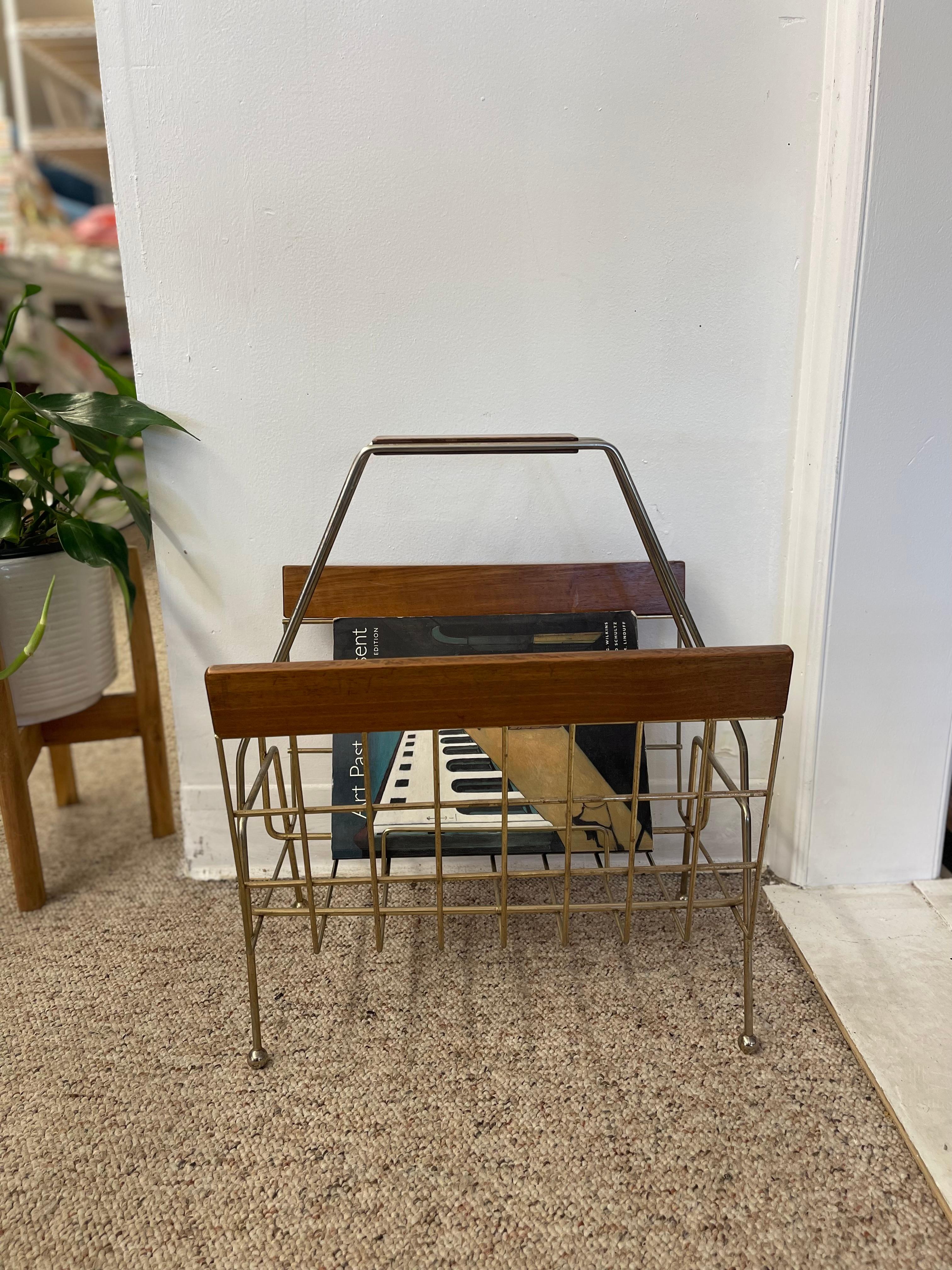 1960er Jahre Mid-Century Modern Messing getönten Draht und Holz Magazine Rack. (Stahl) im Angebot