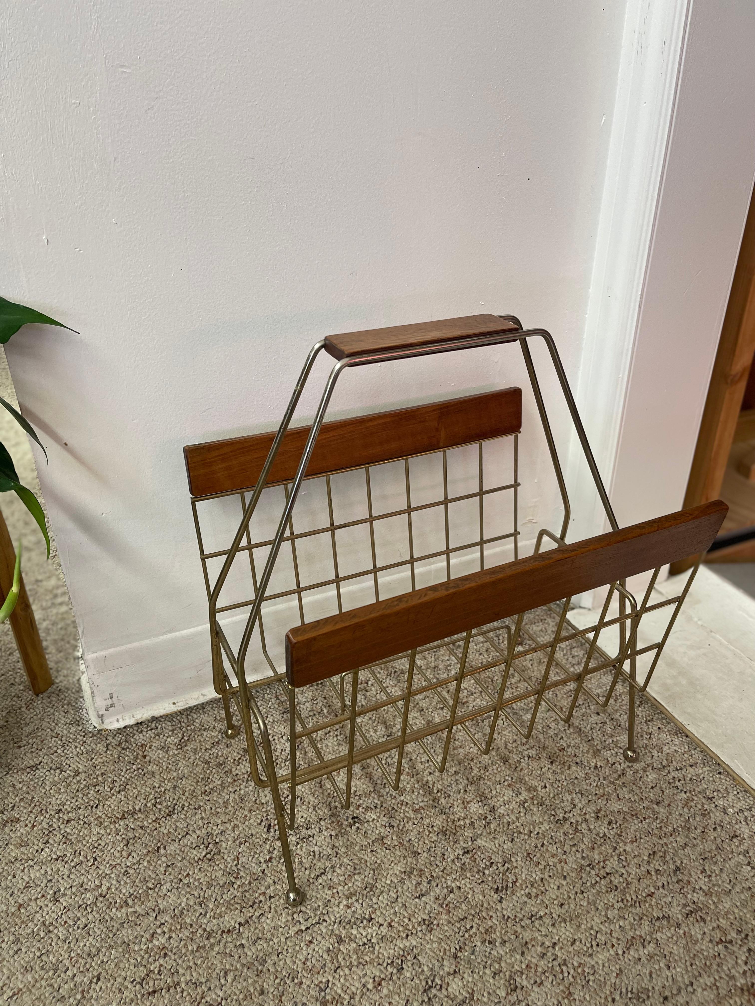 1960er Jahre Mid-Century Modern Messing getönten Draht und Holz Magazine Rack. im Angebot 1