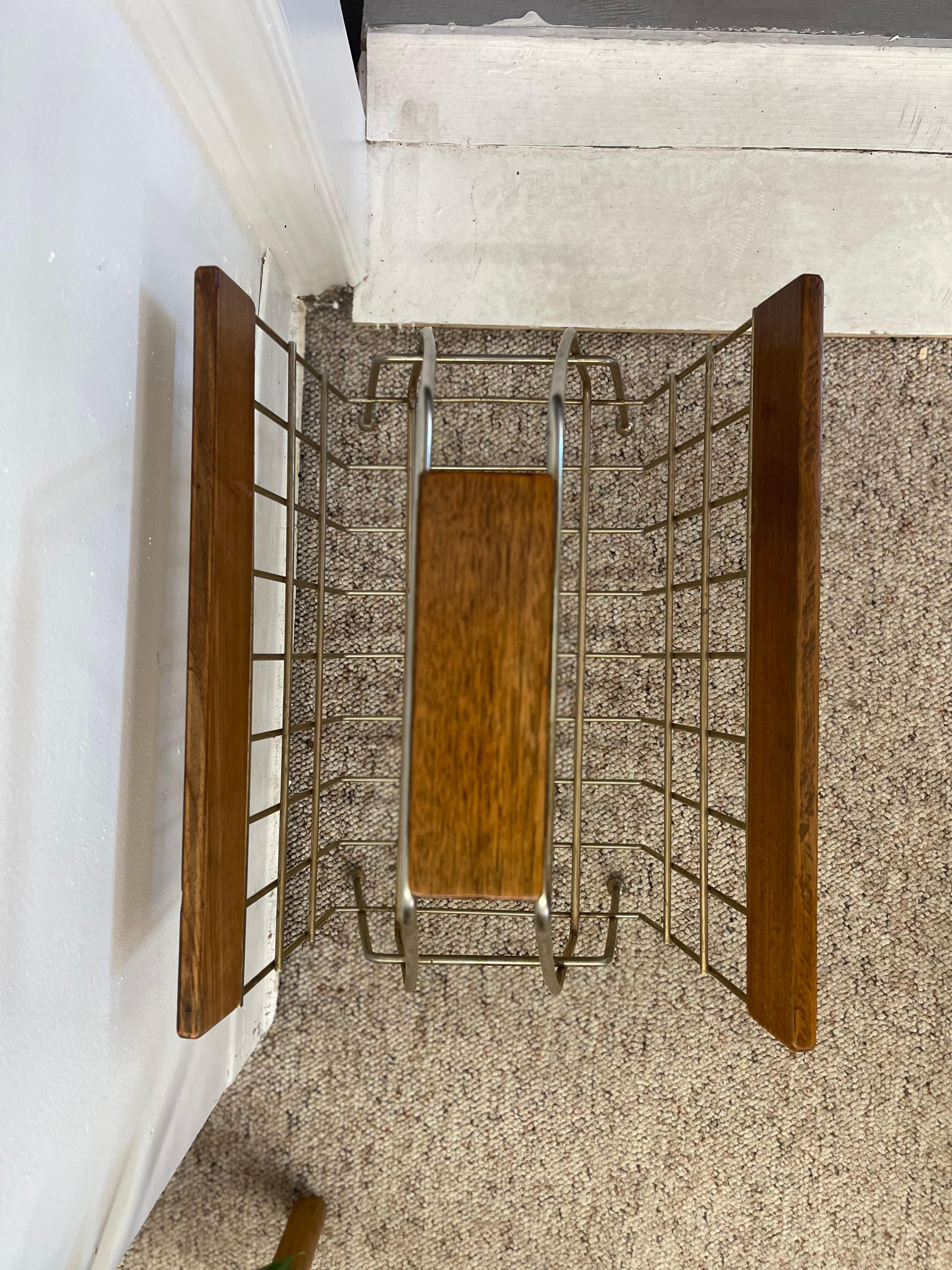 1960er Jahre Mid-Century Modern Messing getönten Draht und Holz Magazine Rack. im Angebot 2