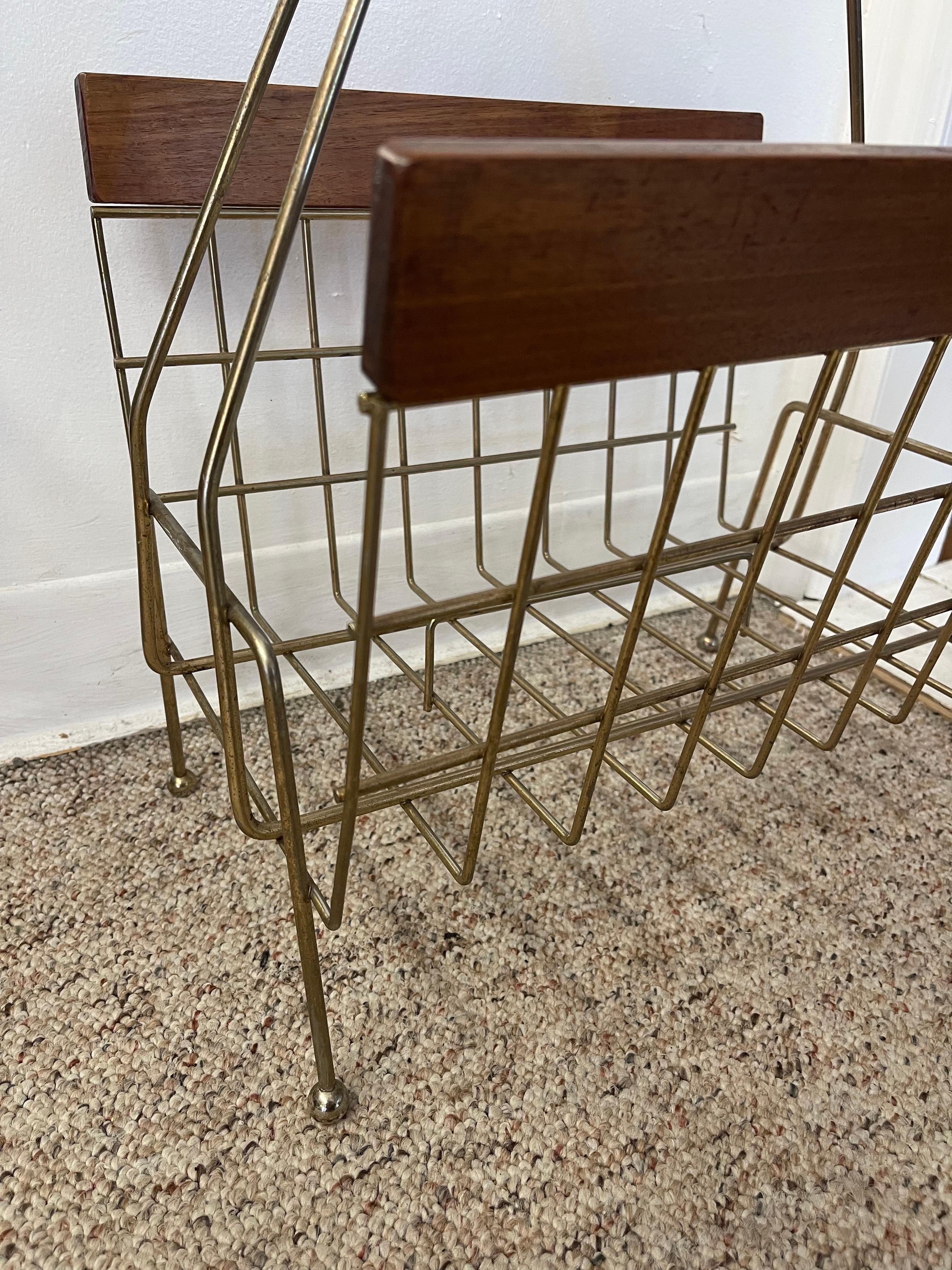 1960er Jahre Mid-Century Modern Messing getönten Draht und Holz Magazine Rack. im Angebot 3
