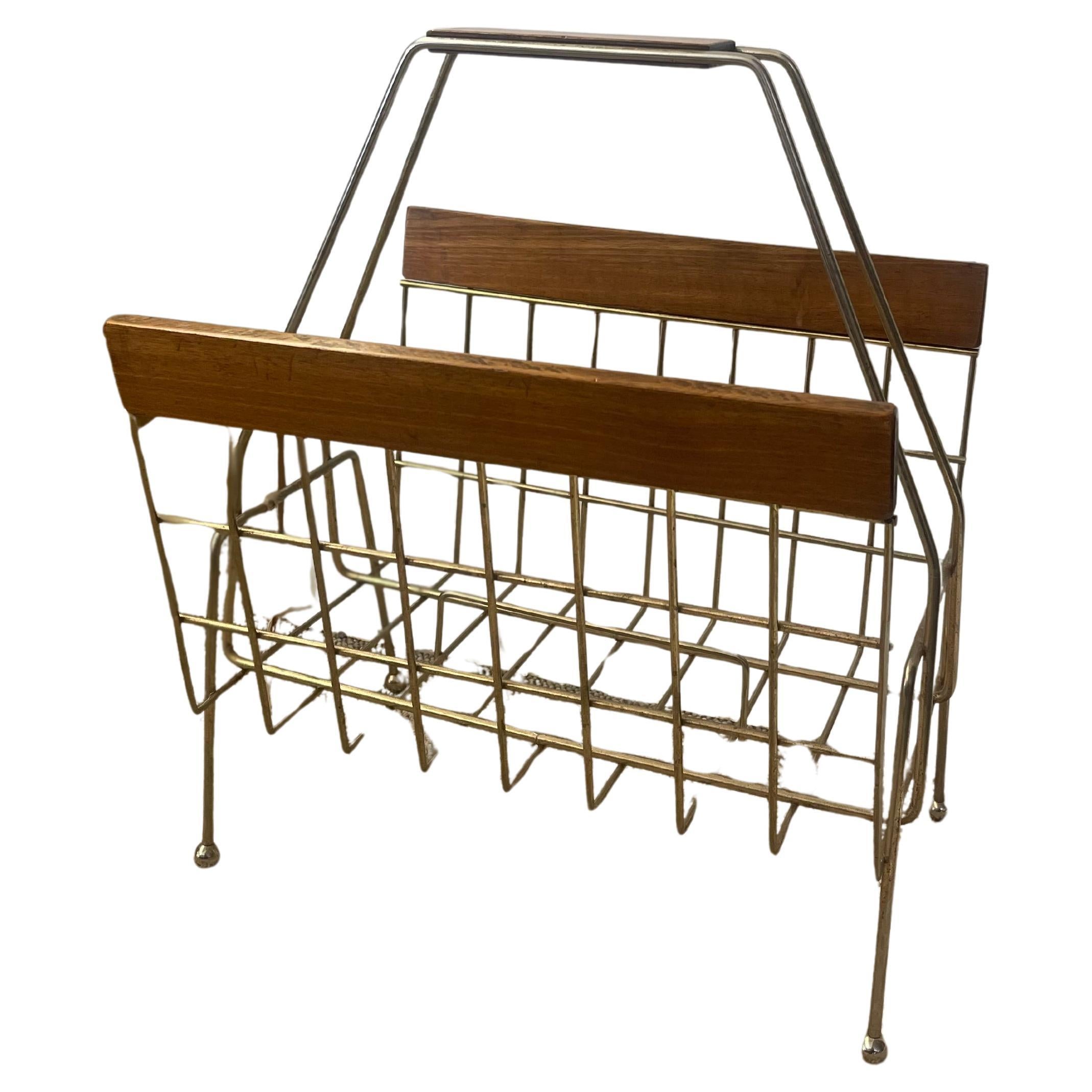 1960er Jahre Mid-Century Modern Messing getönten Draht und Holz Magazine Rack. im Angebot