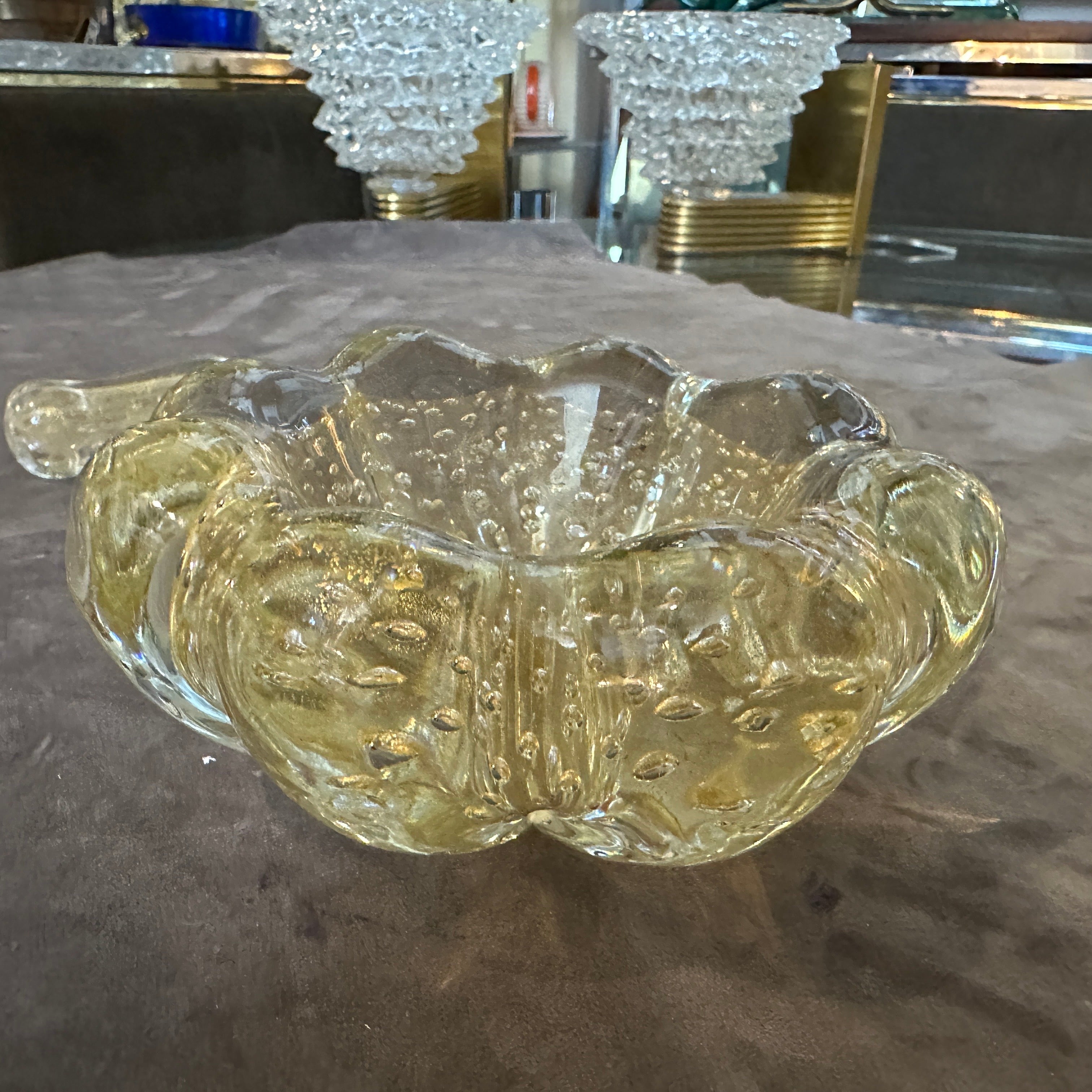 Ein klarer und goldener Murano-Glas Aschenbecher mit seinem Stößel entworfen und hergestellt in Italien von Barovier in den sechziger Jahren, es ist in sehr gutem Zustand. Dieser Aschenbecher aus Murano-Glas von Barovier ist ein faszinierendes und
