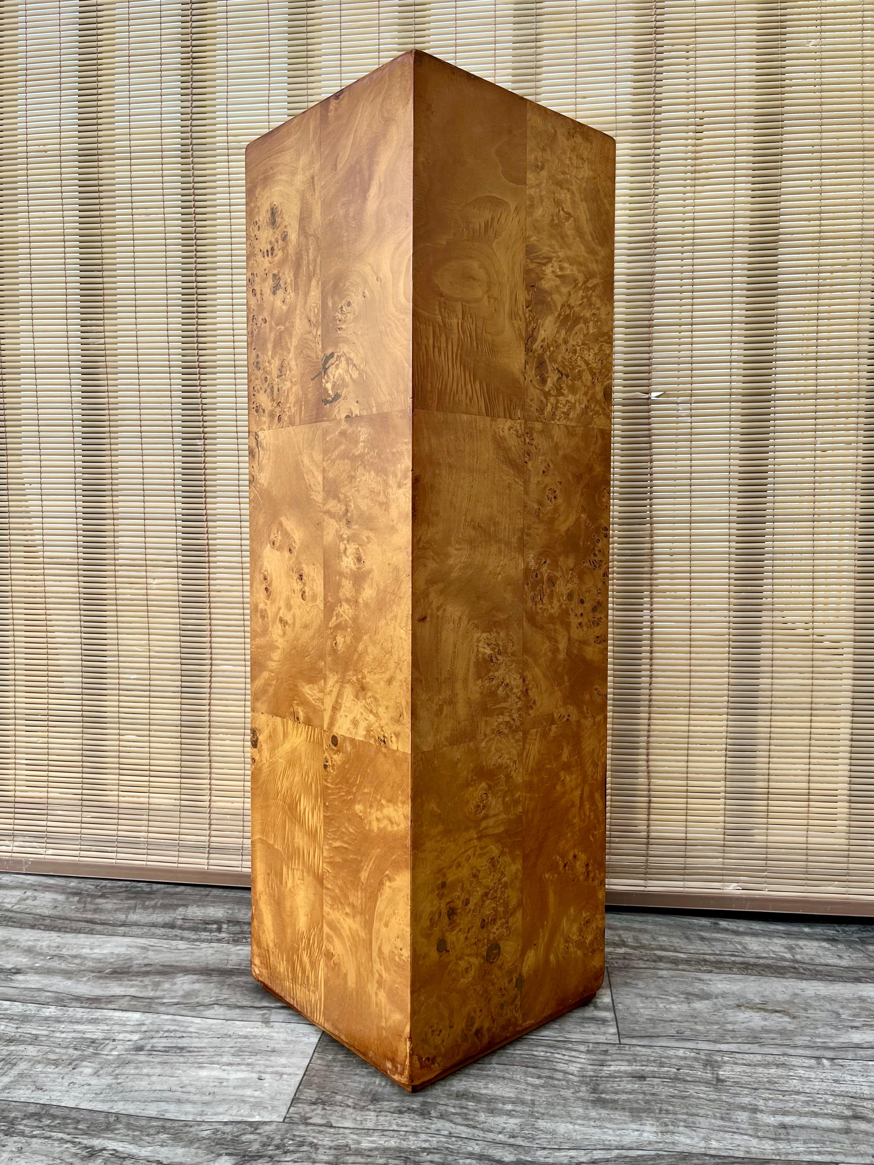 1960s Mid Century Modern Burl Pedestal / Säule im Milo Baughman Stil.  (amerikanisch) im Angebot