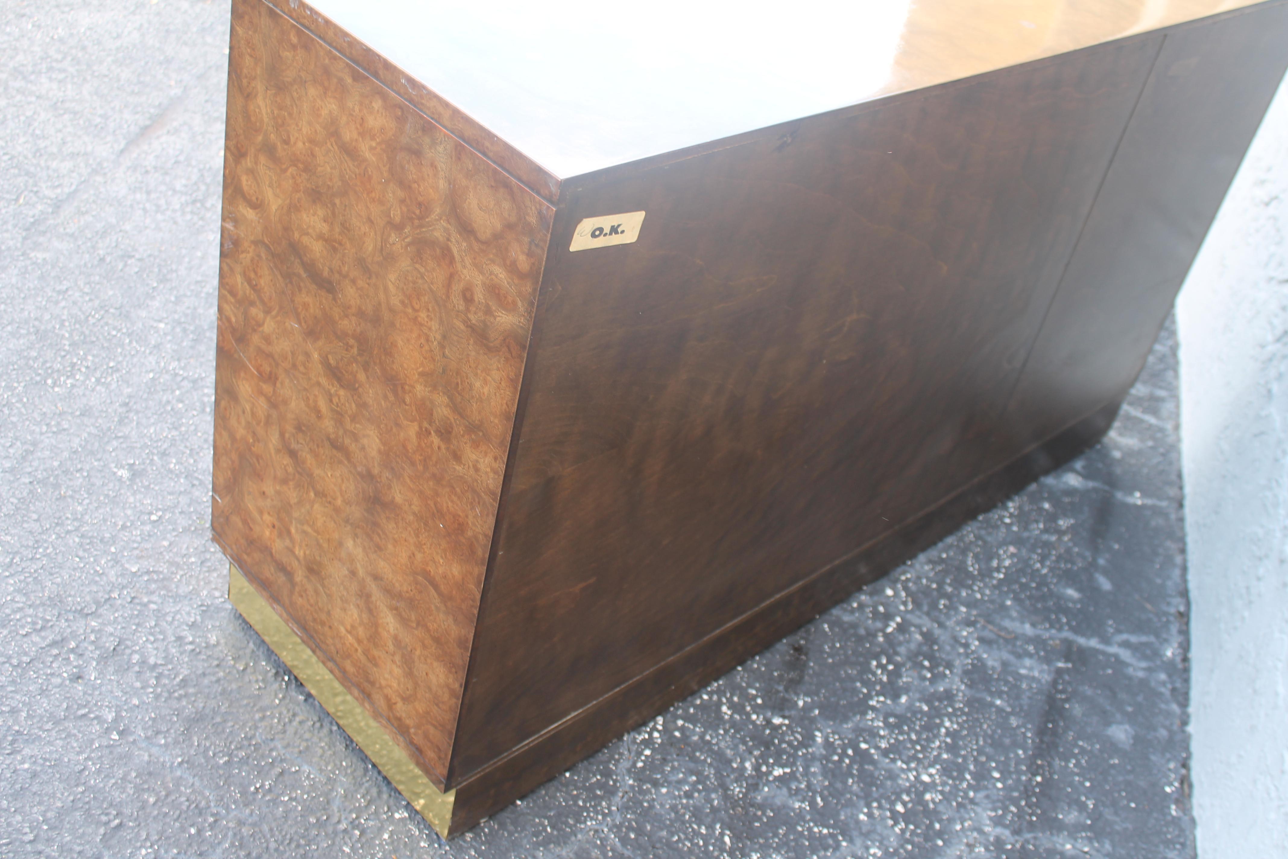 1960s Mid Century Modern Burlwood w/ Brass Hardware -Buffet/ Sideboard/ Dry Bar For Sale 3