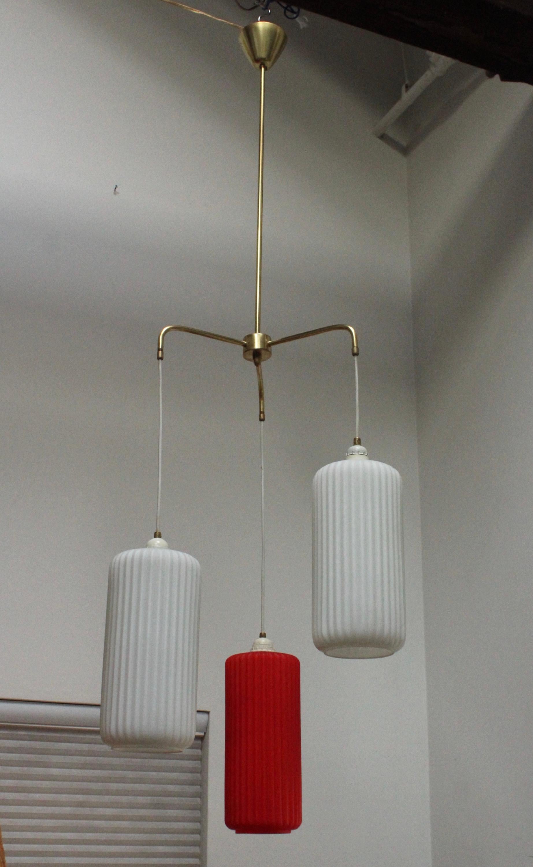 1960's Mid-Century Modern cascade glass and brass Italian pendant attributed to Stilnovo, in vintage condition with minor wear and patina due to age and use, newly rewired and ready to use.
