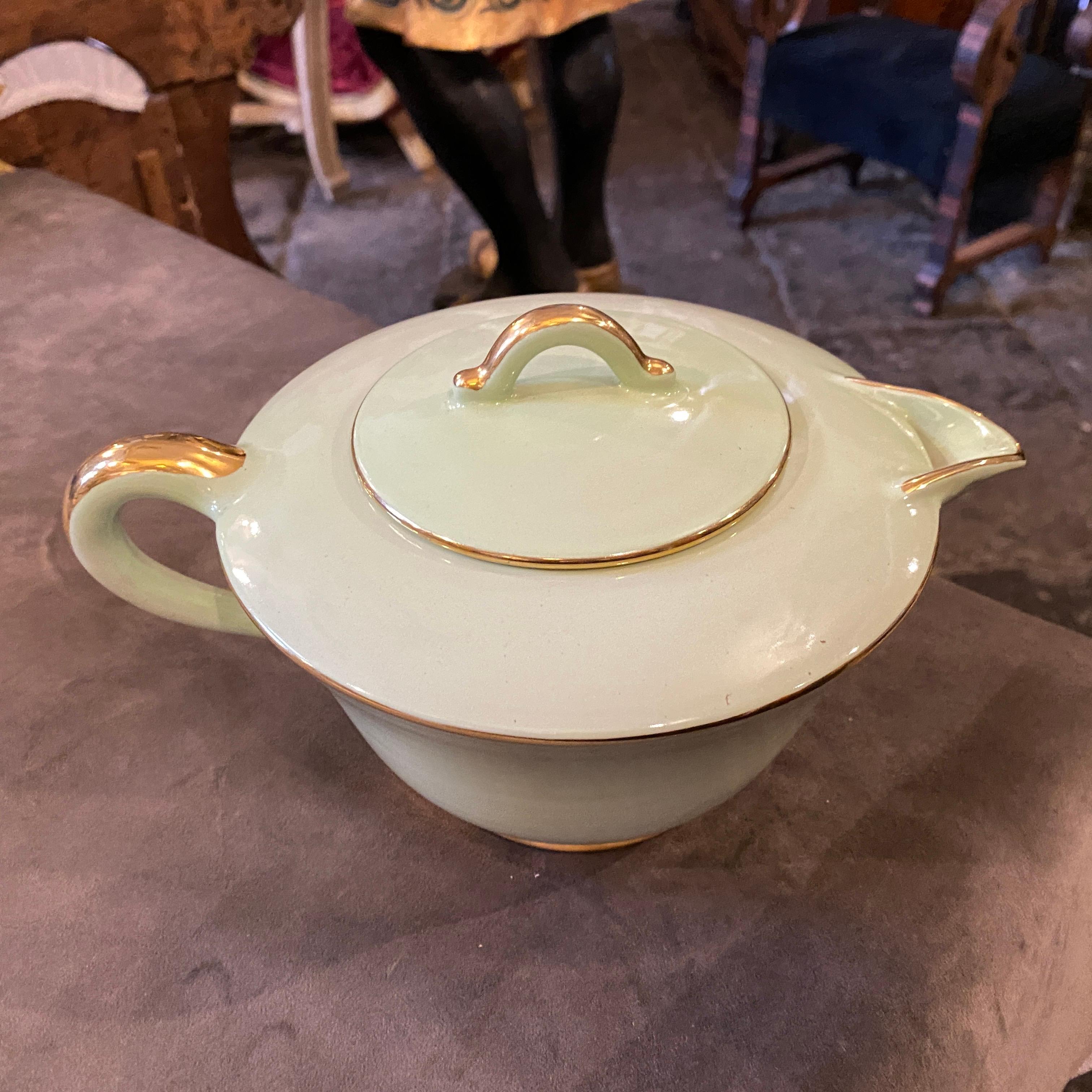 Eine elegante hellgrüne und goldene Keramik-Teekanne aus der Mitte des Jahrhunderts, entworfen und hergestellt von Pucci in den Sechzigern. Es ist auf der Unterseite signiert. Das Design der Teekanne zeichnet sich durch klare, geometrische Linien
