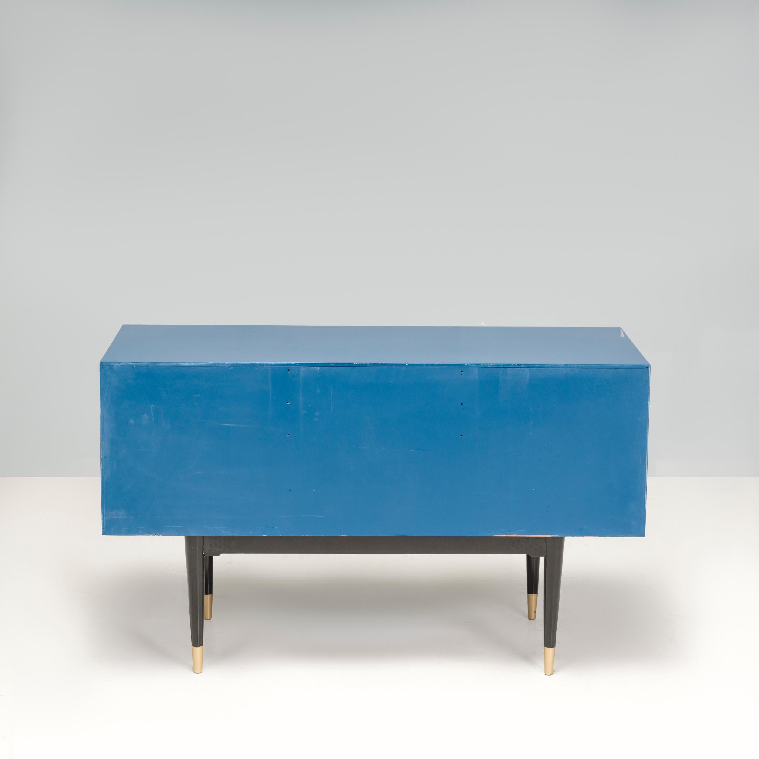 1960er Mid Century Modern Kommode Blauer Glanz mit Messingbeschlägen  (Holz)