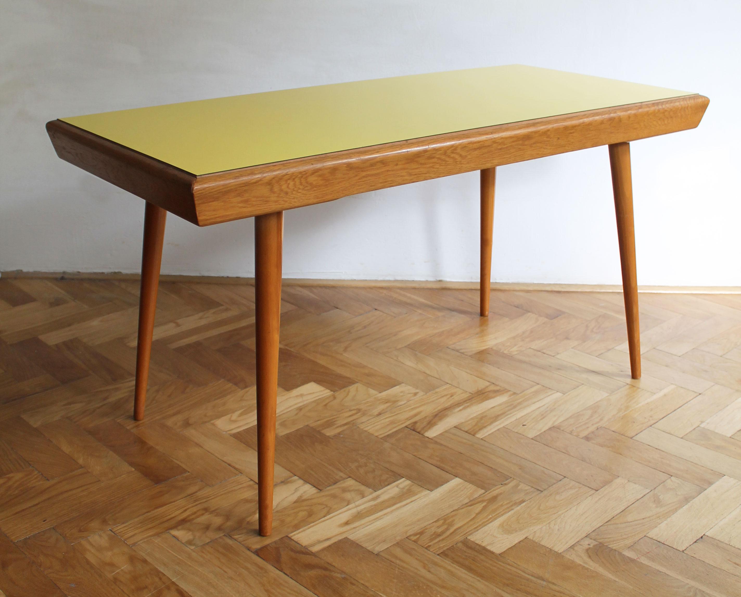 Un autre classique du design tchèque des années 1960.

Cette table basse a été créée par le célèbre designer de meubles tchèque Jiri Jiroutek (1928-2023) et a été produite par Interi Praha dans les années 1960. La table a été conçue avec un plateau