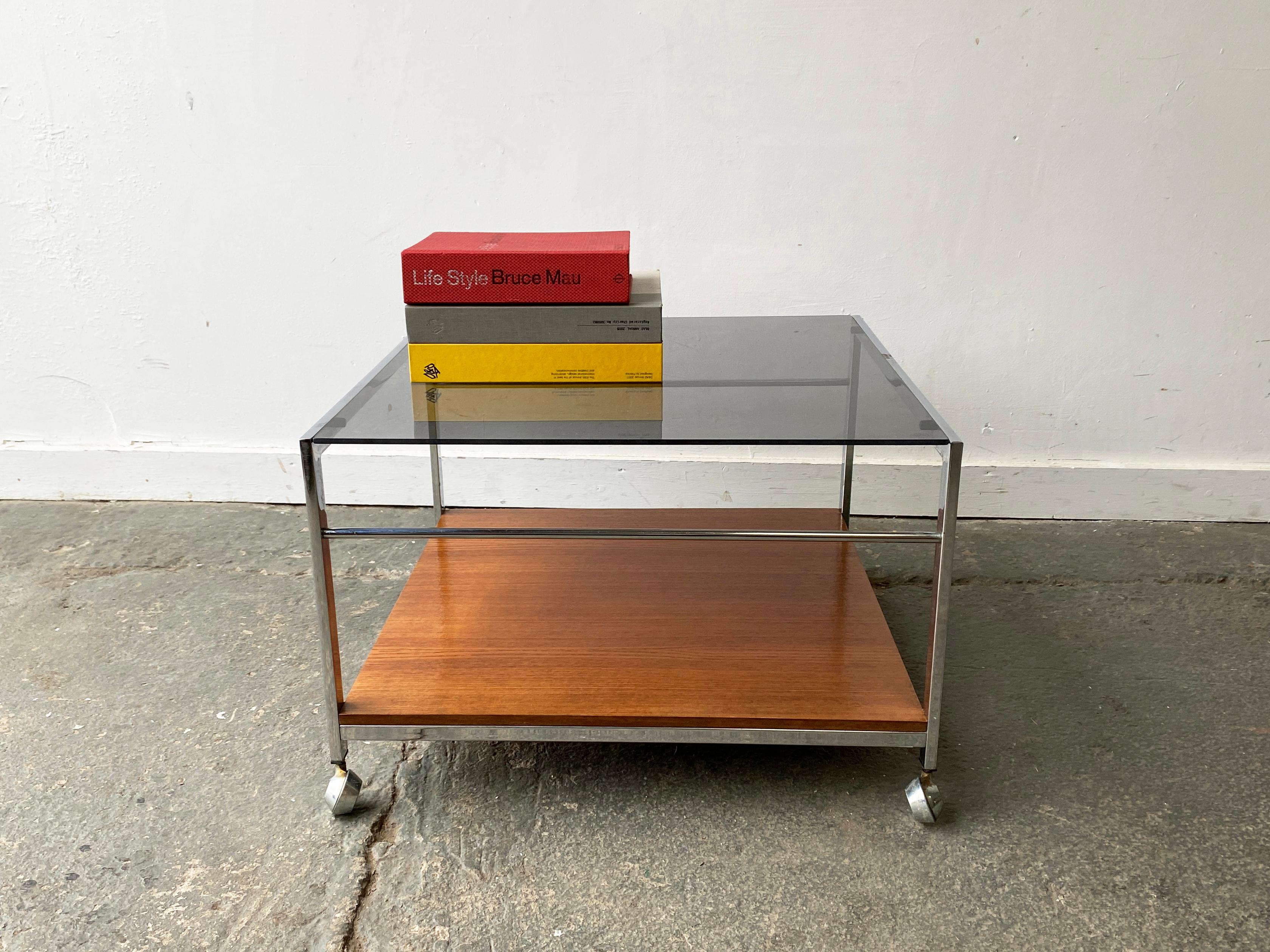 
Une table basse MDA (Miller Design Associates) conçue par Howard Miller de Sussex. Le style est très similaire à celui du célèbre fabricant britannique Merrow Associates, qui produisait à la même époque des pièces très haut de gamme.

La table