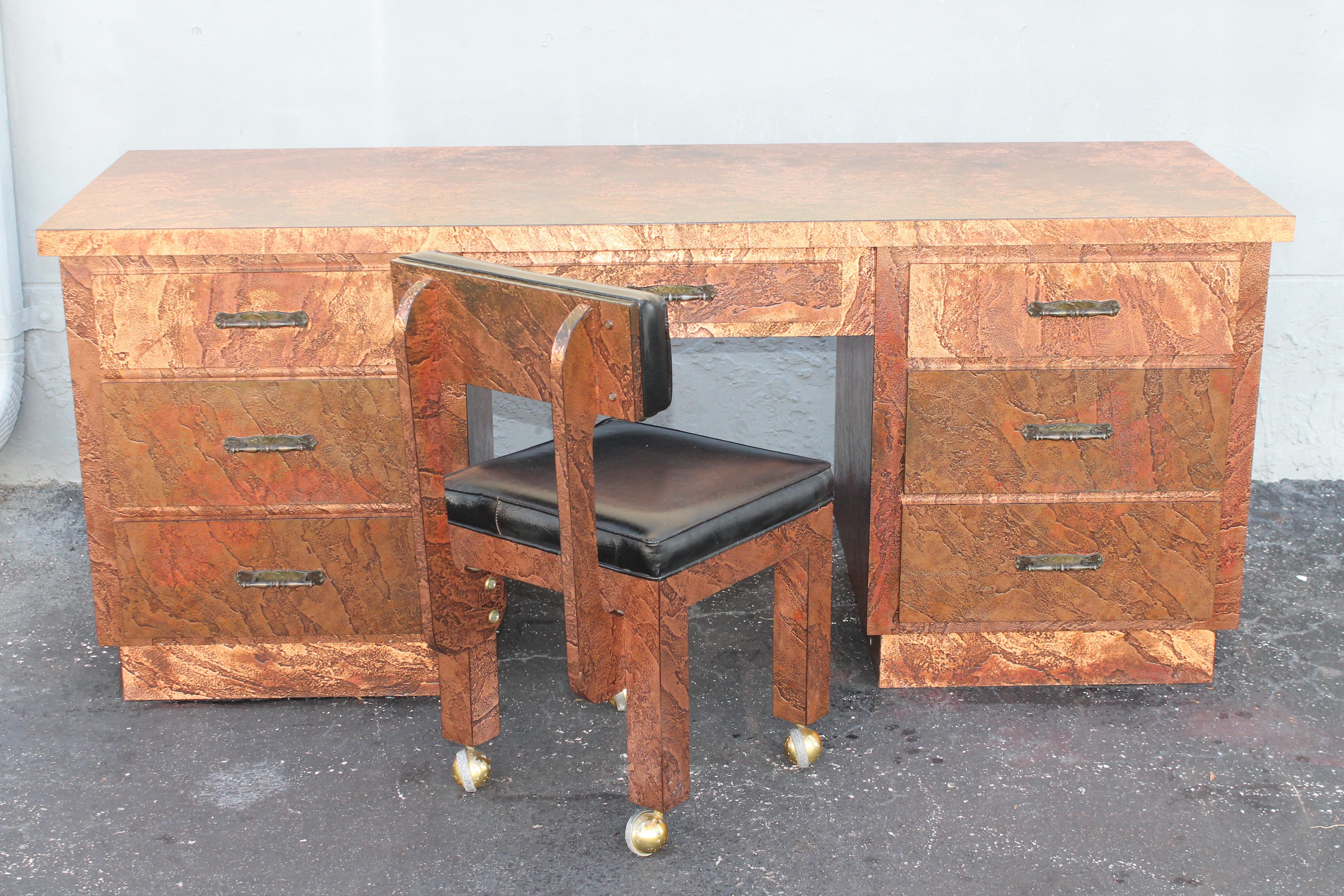 1960's Mid Century Modern Copper Clad Writing Desk mit passendem Stuhl auf Rollen. Sehr schöner und ungewöhnlicher Schreibtisch. Mittelpunkt des Zimmers. 7 Schubladen. Stuhl mit schwarzem Vinyltextil. 