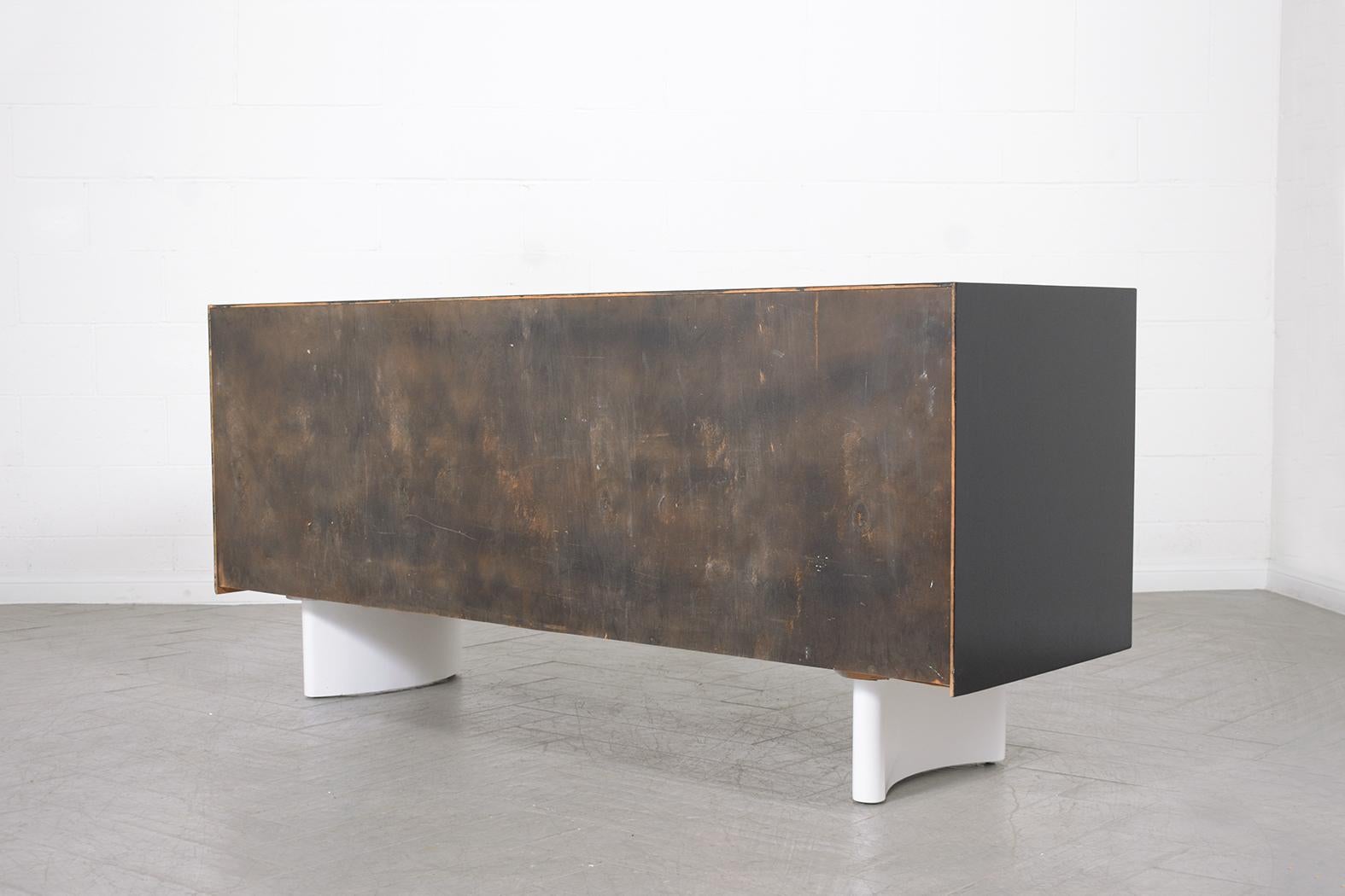 Restored 1960s Mid-Century Walnut Credenza with Black & White Lacquer Finish For Sale 8