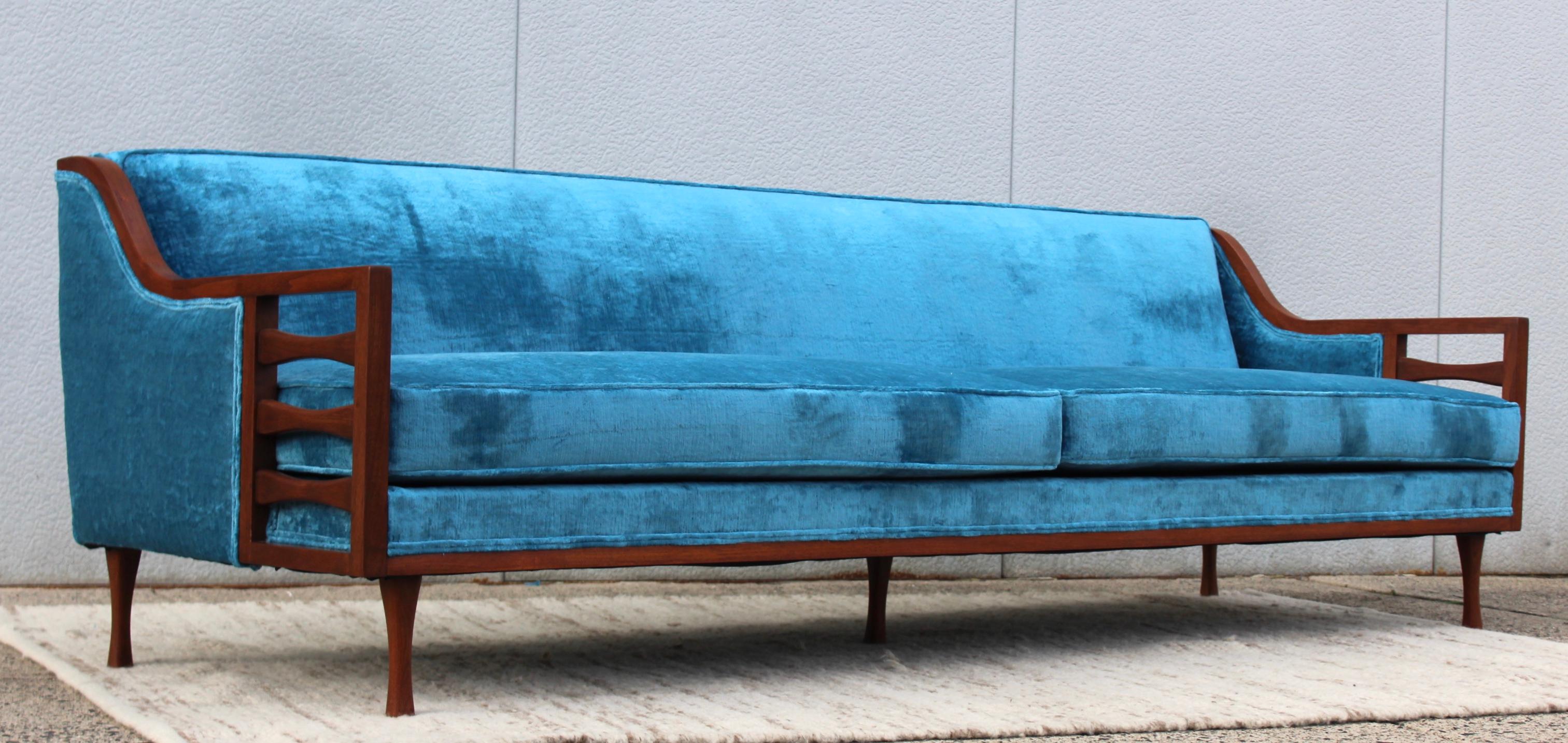 1960s Mid-Century Modern Custom Made Walnut Sofa In Good Condition In New York, NY