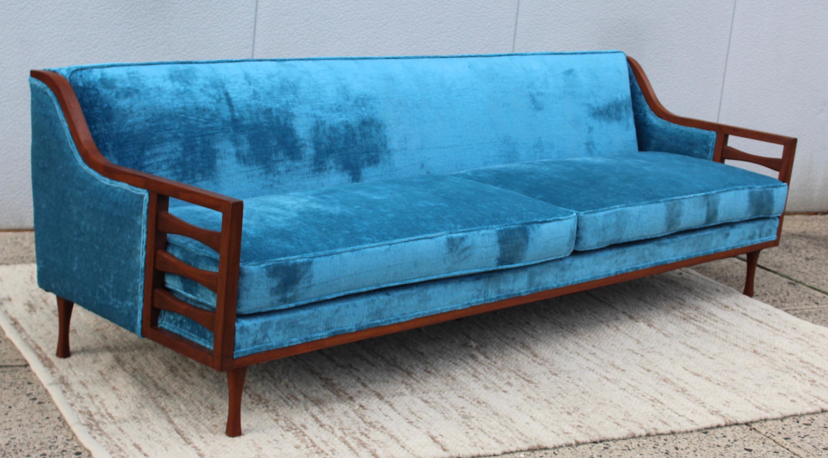 1960s Mid-Century Modern Custom Made Walnut Sofa 1