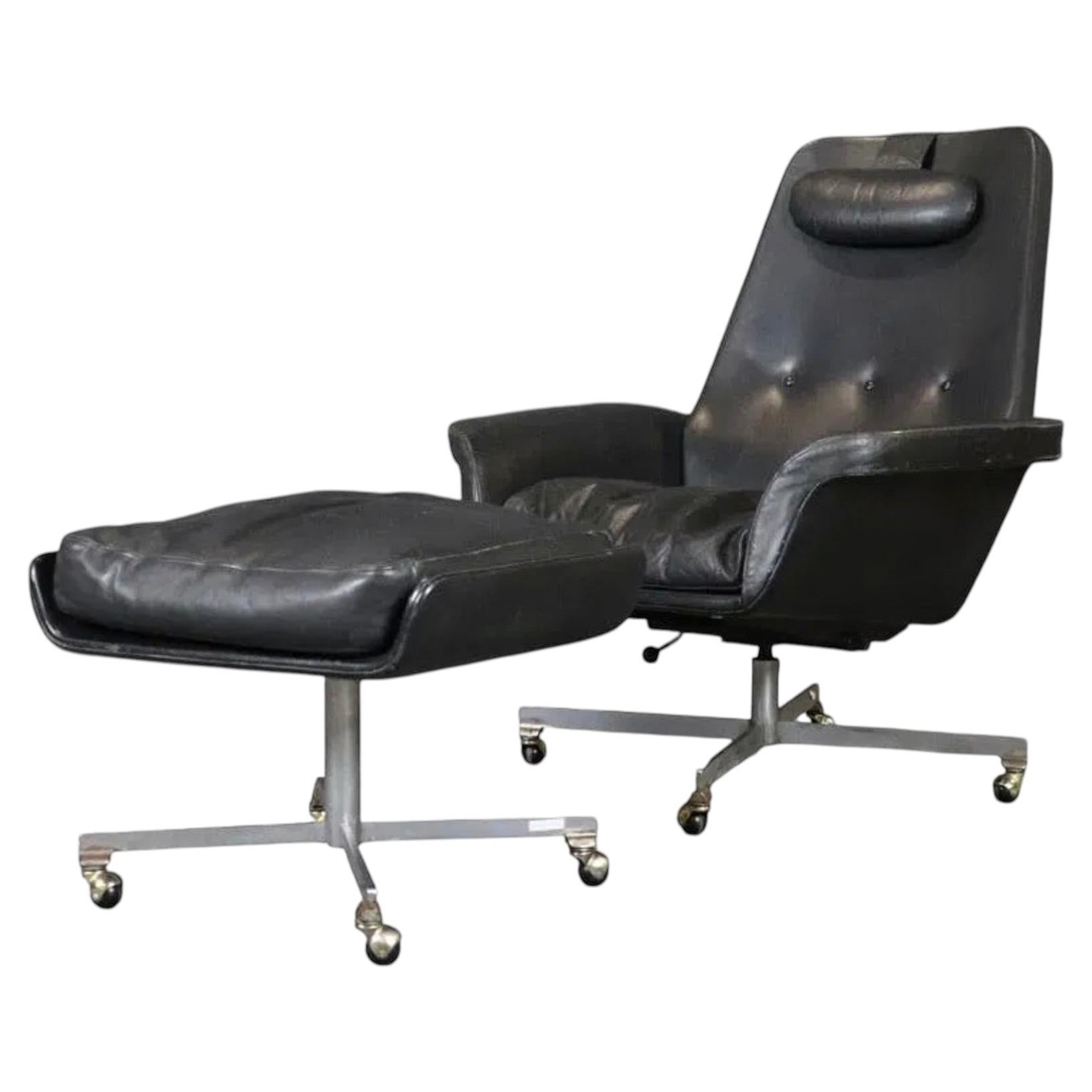 1960er Jahre Mid-Century Modern Dänischer Leder Sessel mit Ottomane im Angebot