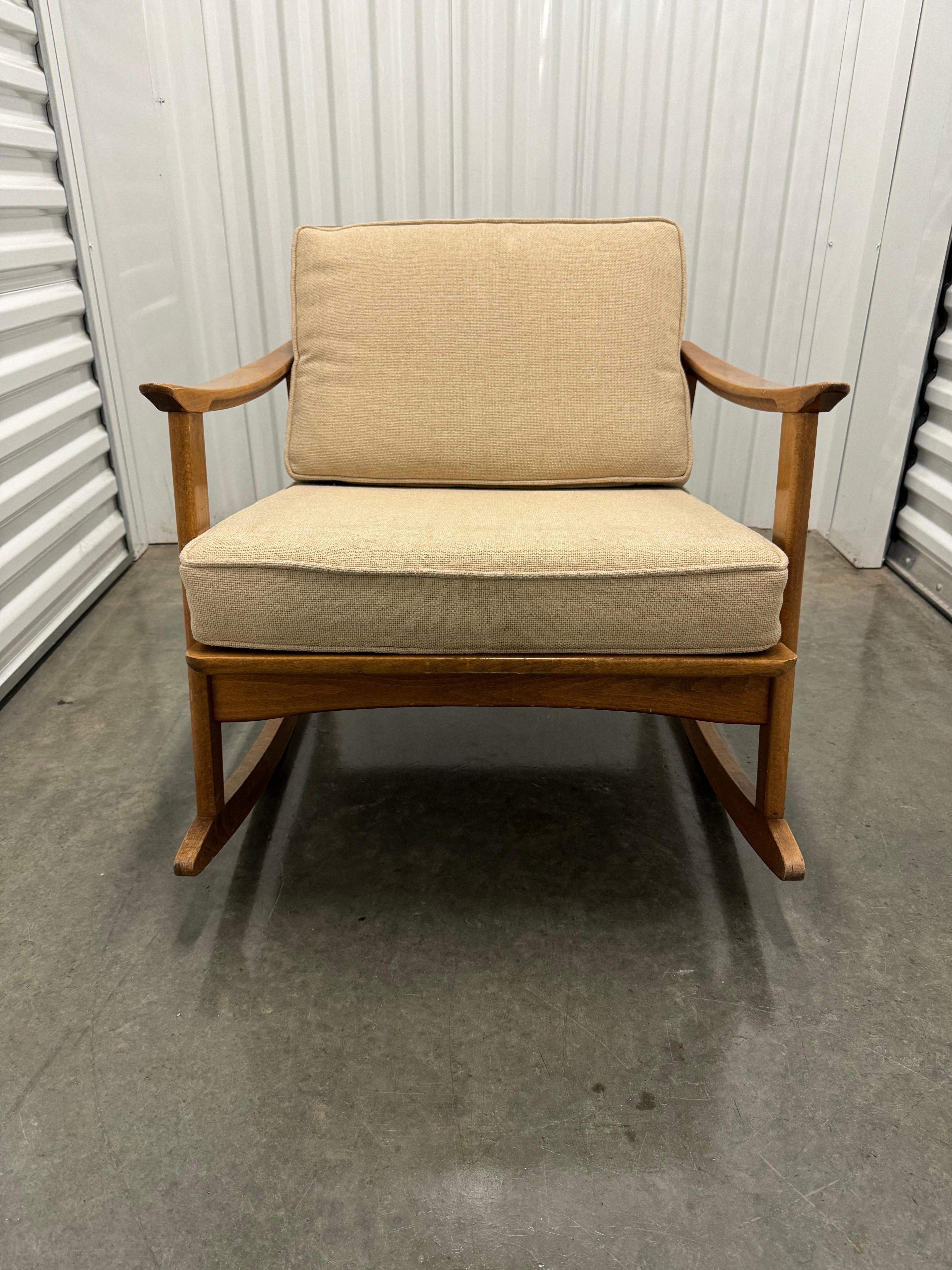 🌟 Vintage Mid Century Modern Rocking Chair from Yugoslavia 🌟

Step back in time with this stunning piece of mid century modern design! Inspired by the great Danish rocking chairs, this beautiful walnut rocking chair hails from the former state of