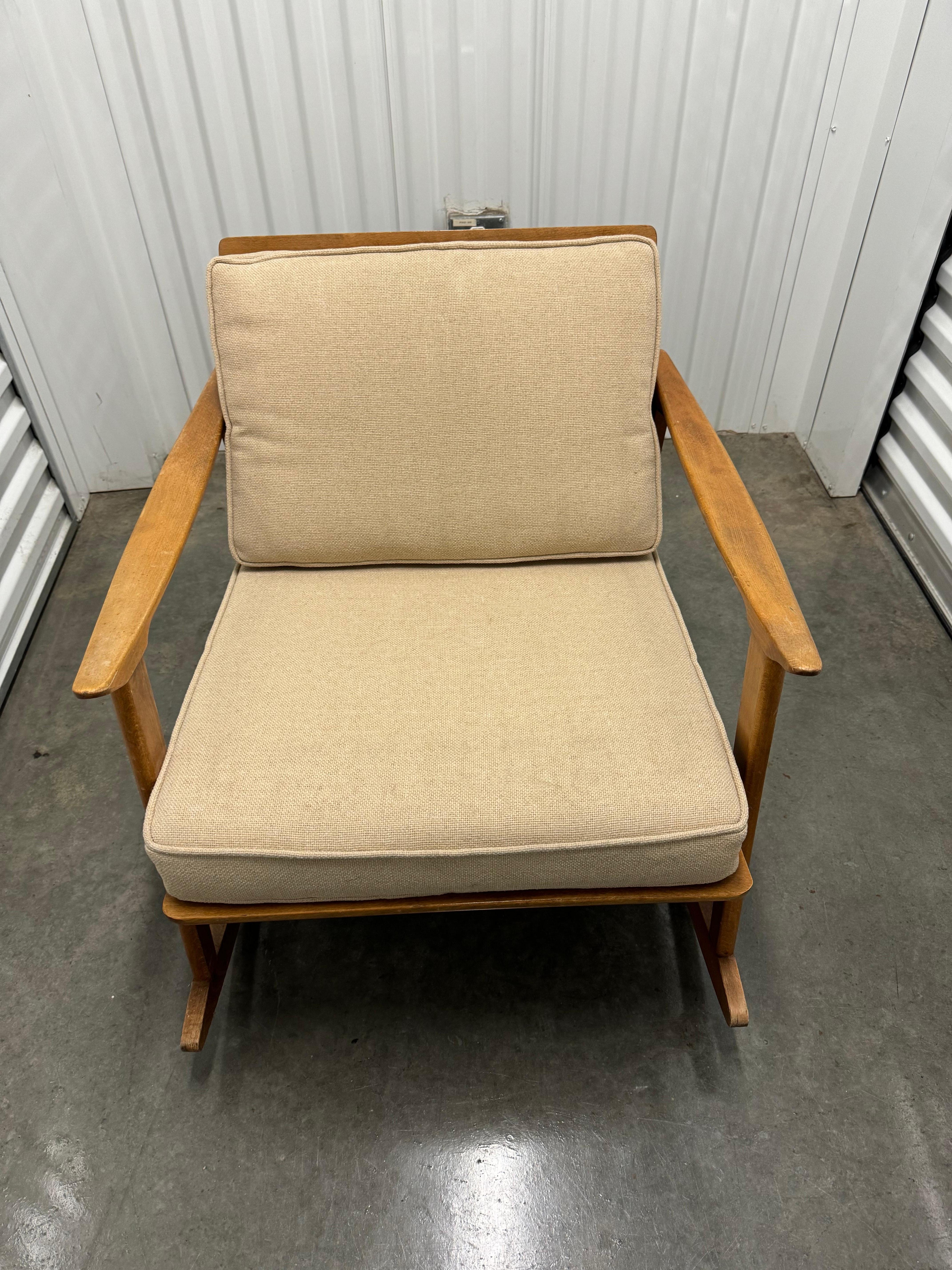 Mid-Century Modern 1960's Mid Century Modern Danish Style Rocking Arm Chair (Fauteuil à bascule) en vente