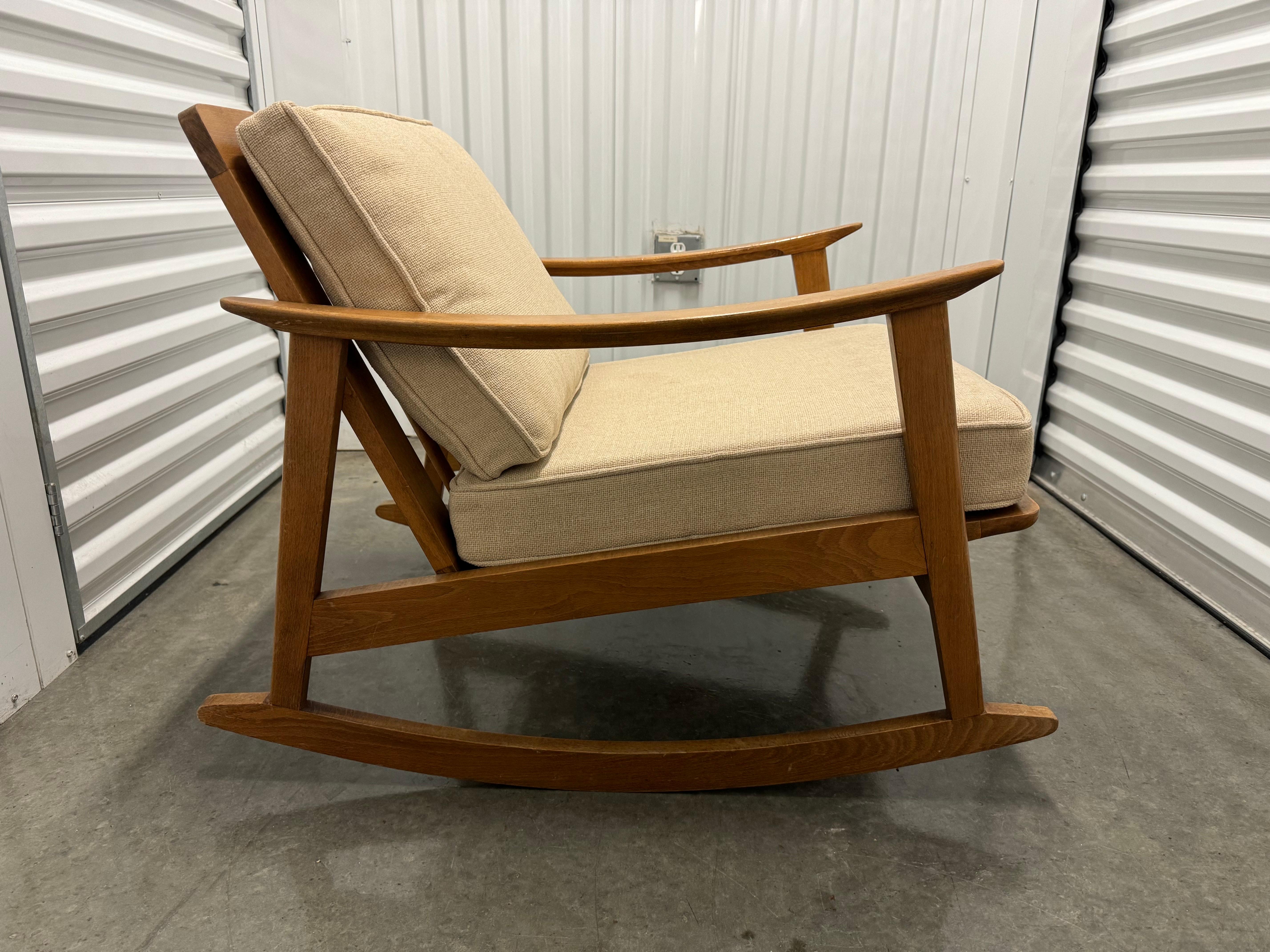 Inconnu 1960's Mid Century Modern Danish Style Rocking Arm Chair (Fauteuil à bascule) en vente