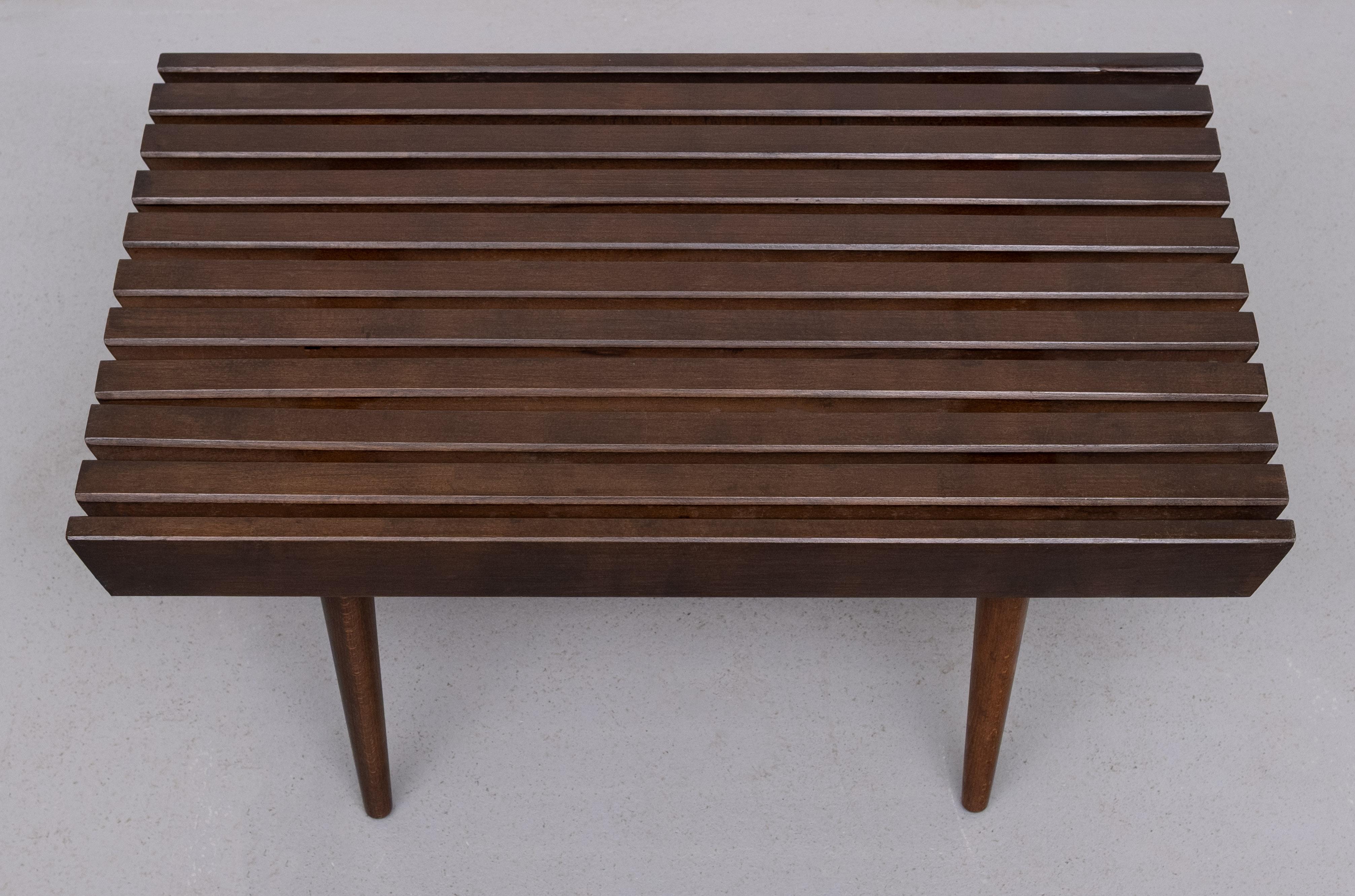 Schöner Vintage-Couchtisch oder Lattenrostbank. Super trendy in den 60er/70er Jahren und wieder in Mode! Dieser Massivholztisch kommt aus Jugoslawien. . Er hat eine kühle, abgeschrägte Oberfläche und konische Beine aus Eichenholz. Leichte