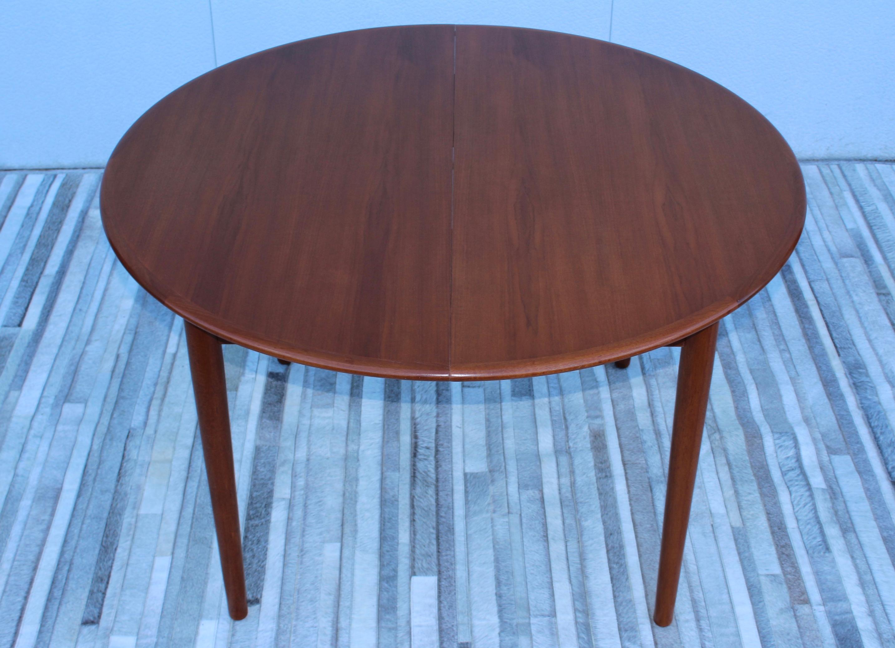 1960's Mid-Century Modern Danish Teak Round Dining Table with Two Leaves In Good Condition In New York, NY