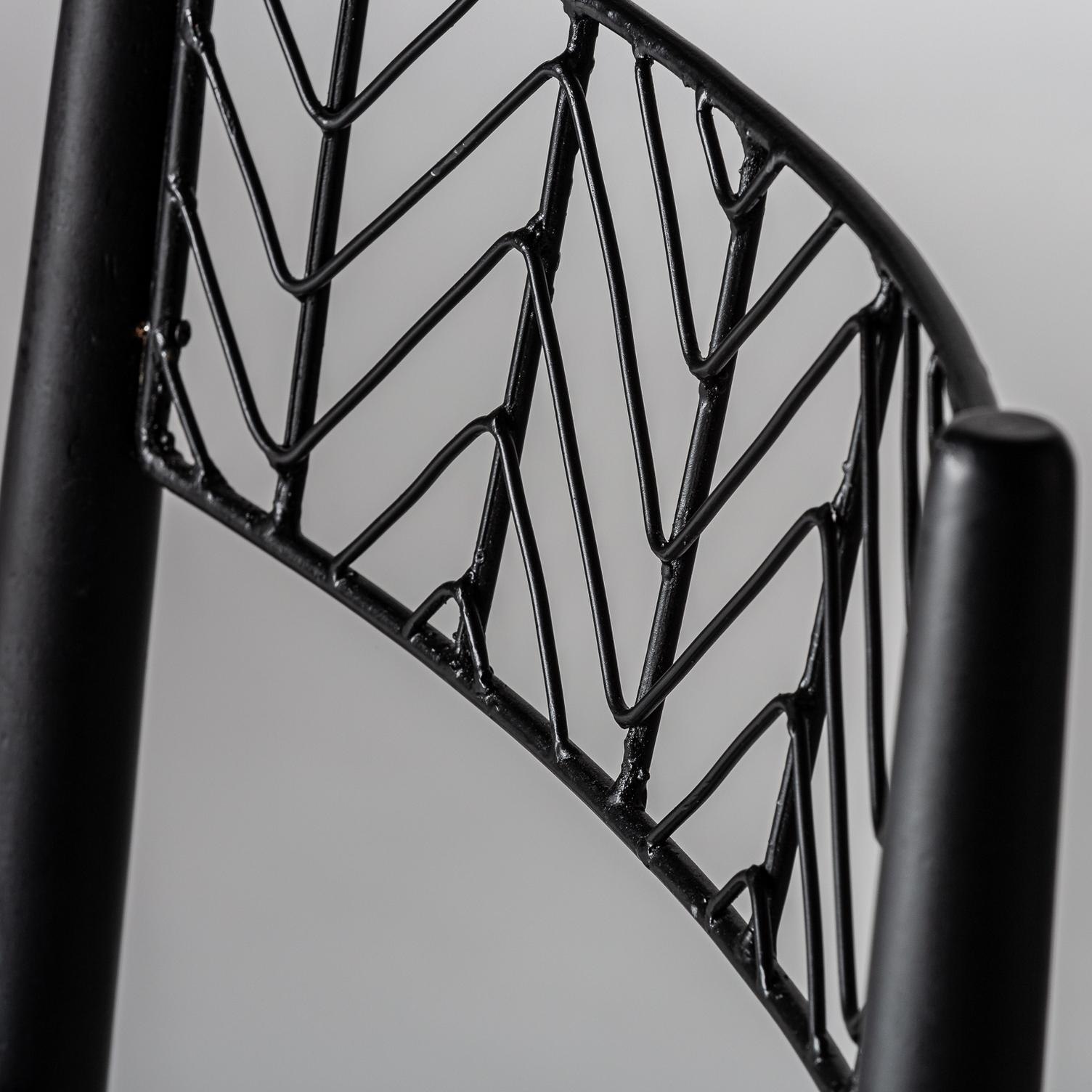Sessel aus schwarzem Holz und schwarzem Metall im Mid-Century Modern Design-Stil der 1960er Jahre (Moderne der Mitte des Jahrhunderts) im Angebot