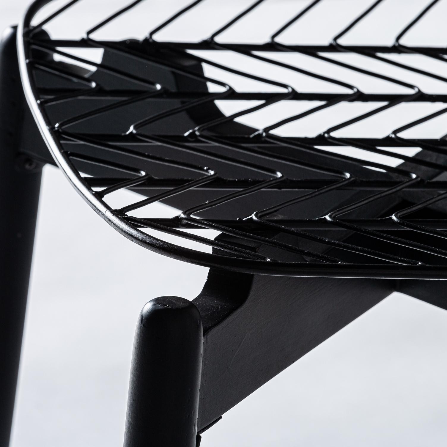 Sessel aus schwarzem Holz und schwarzem Metall im Mid-Century Modern Design-Stil der 1960er Jahre (21. Jahrhundert und zeitgenössisch) im Angebot
