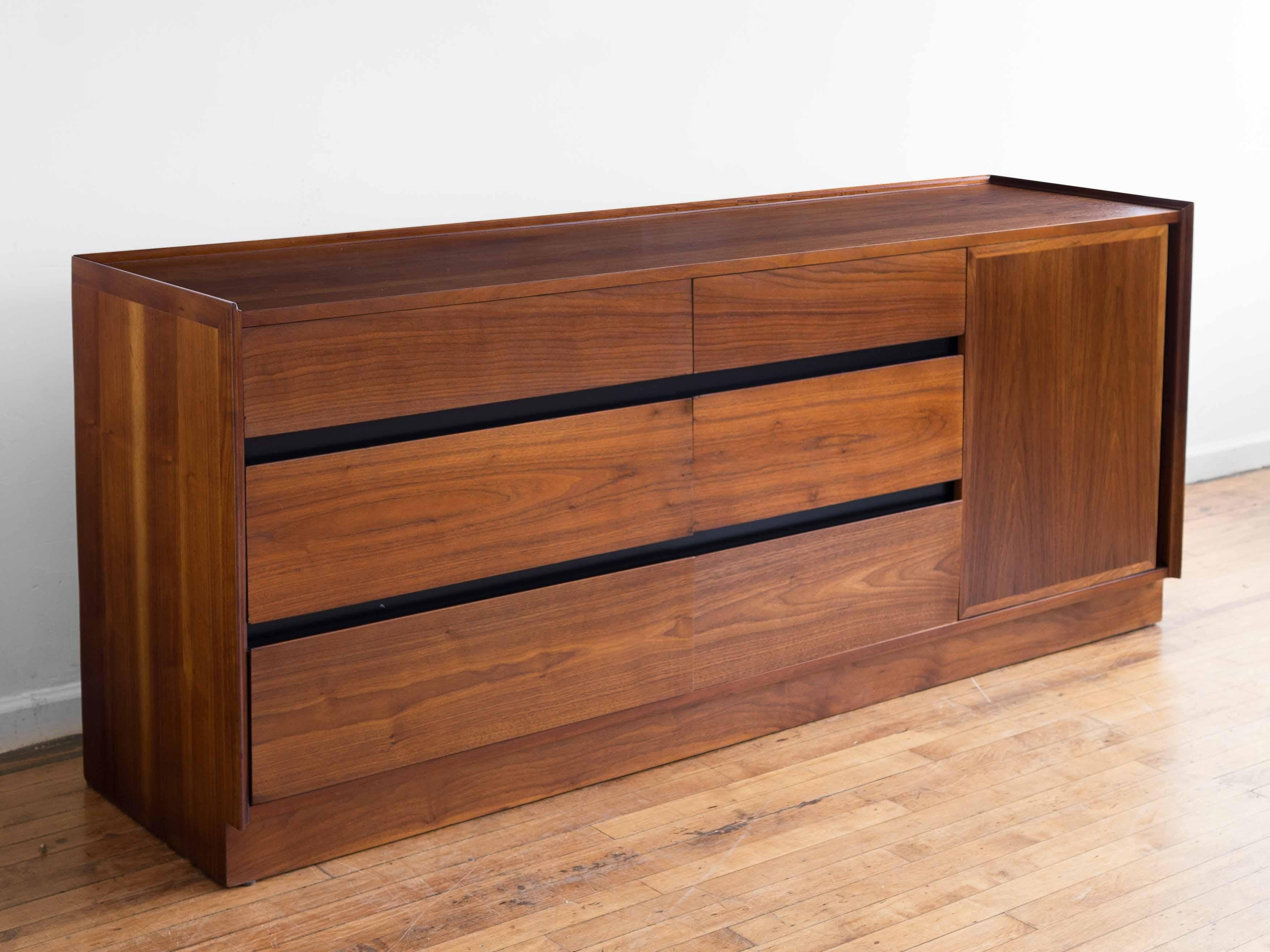 Walnut 1960's Mid-Century Modern Dillingham Esprit 9 drawer lowboy
