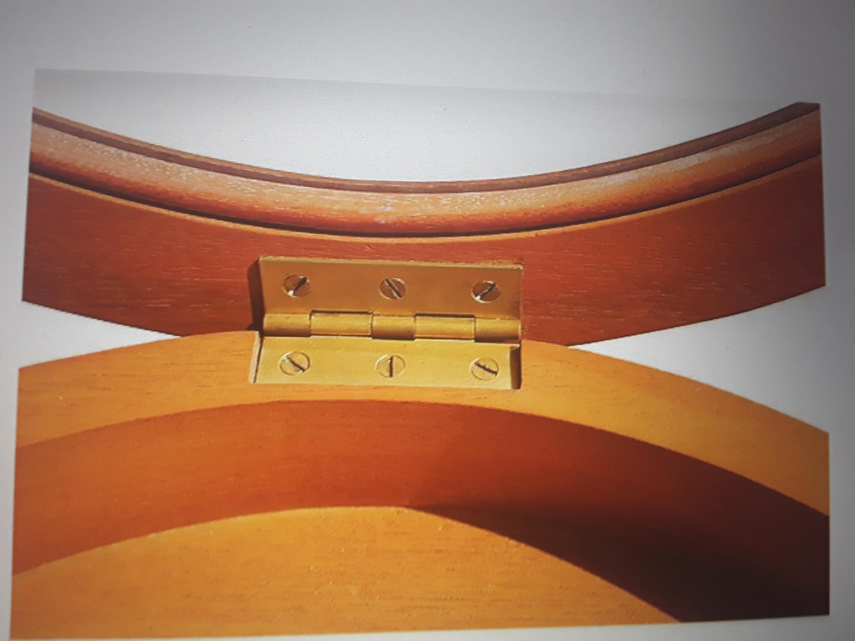 1960's Mid Century Modern Display Beistelltisch. Schattenbox-Form-Top (Holz) im Angebot